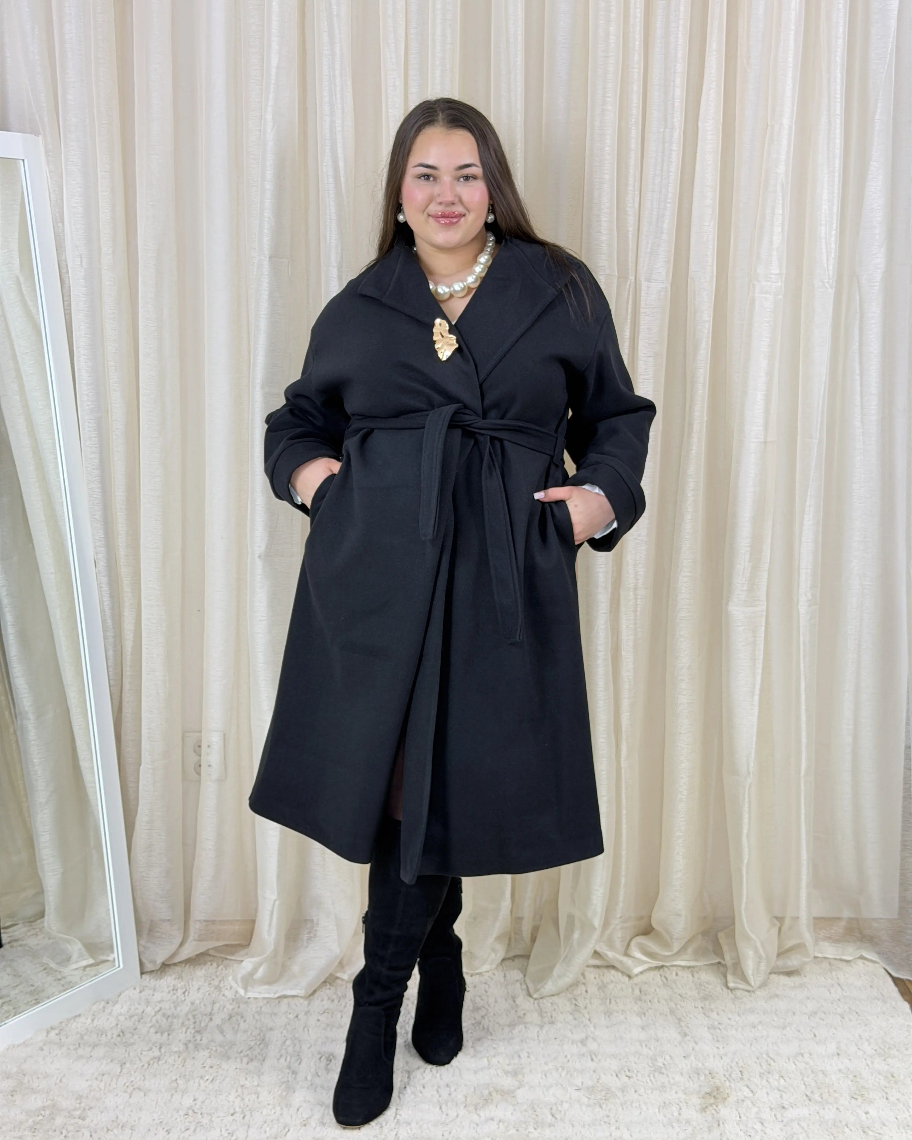 Płaszcz plus size o luksusowym kroju oversize z elegancką broszką i paskiem Stylowa XL