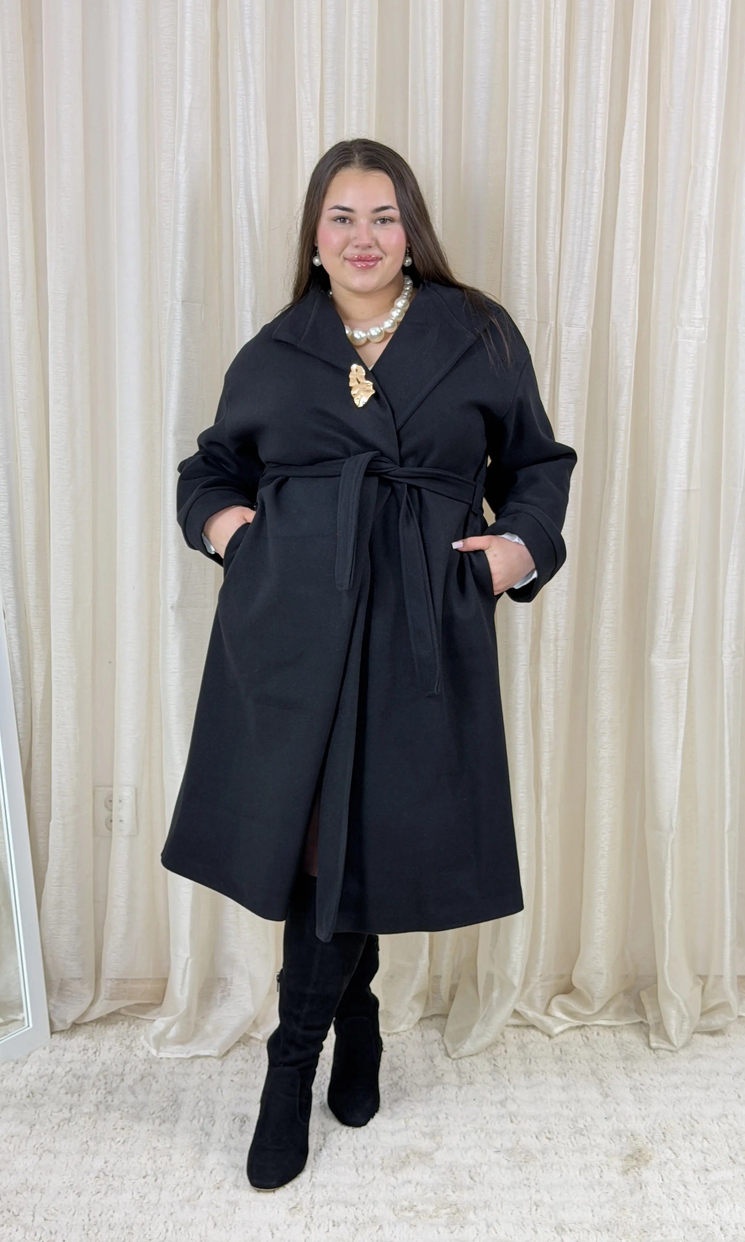 Płaszcz plus size o luksusowym kroju oversize z elegancką broszką i paskiem Stylowa XL