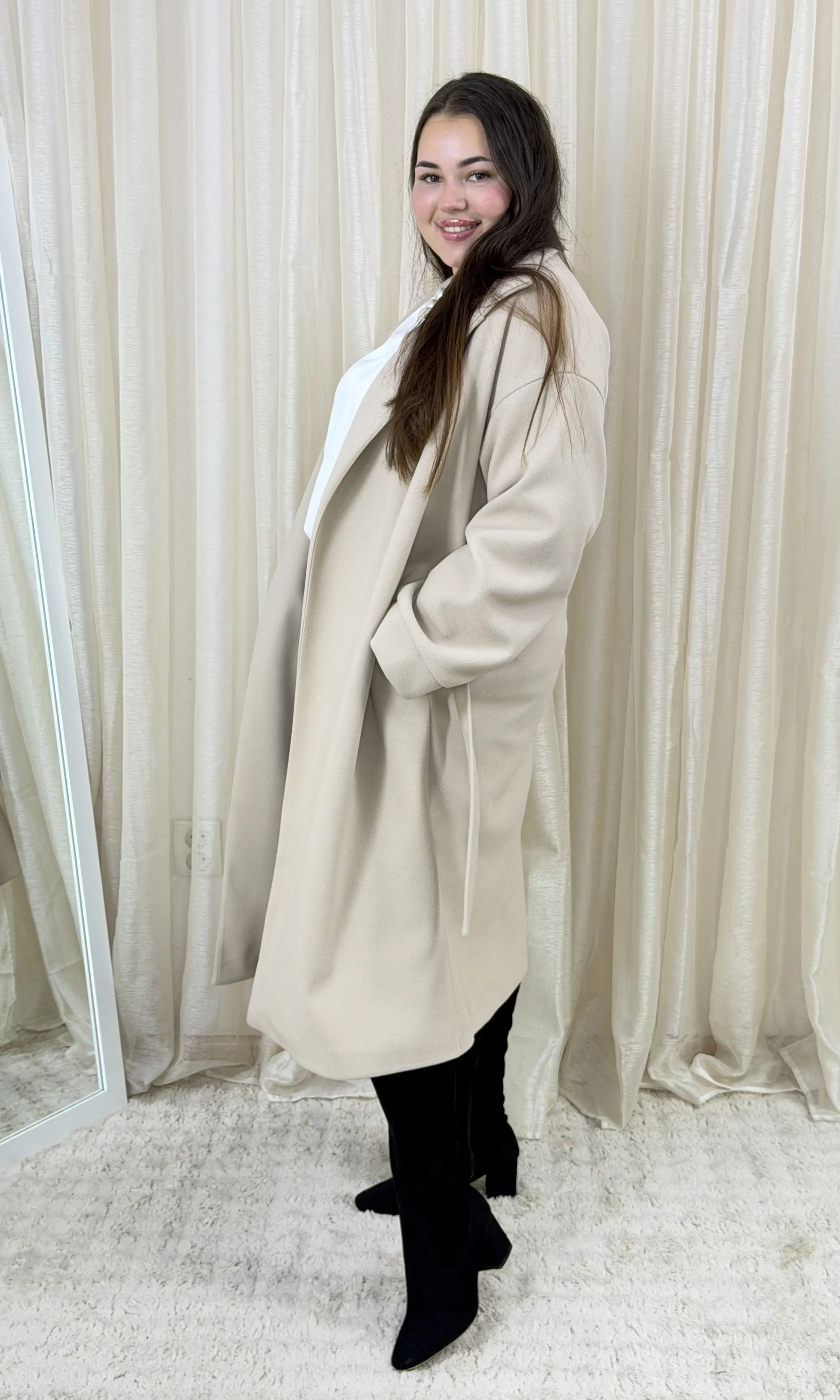 Płaszcz plus size o luksusowym kroju oversize z elegancką broszką i paskiem Stylowa XL