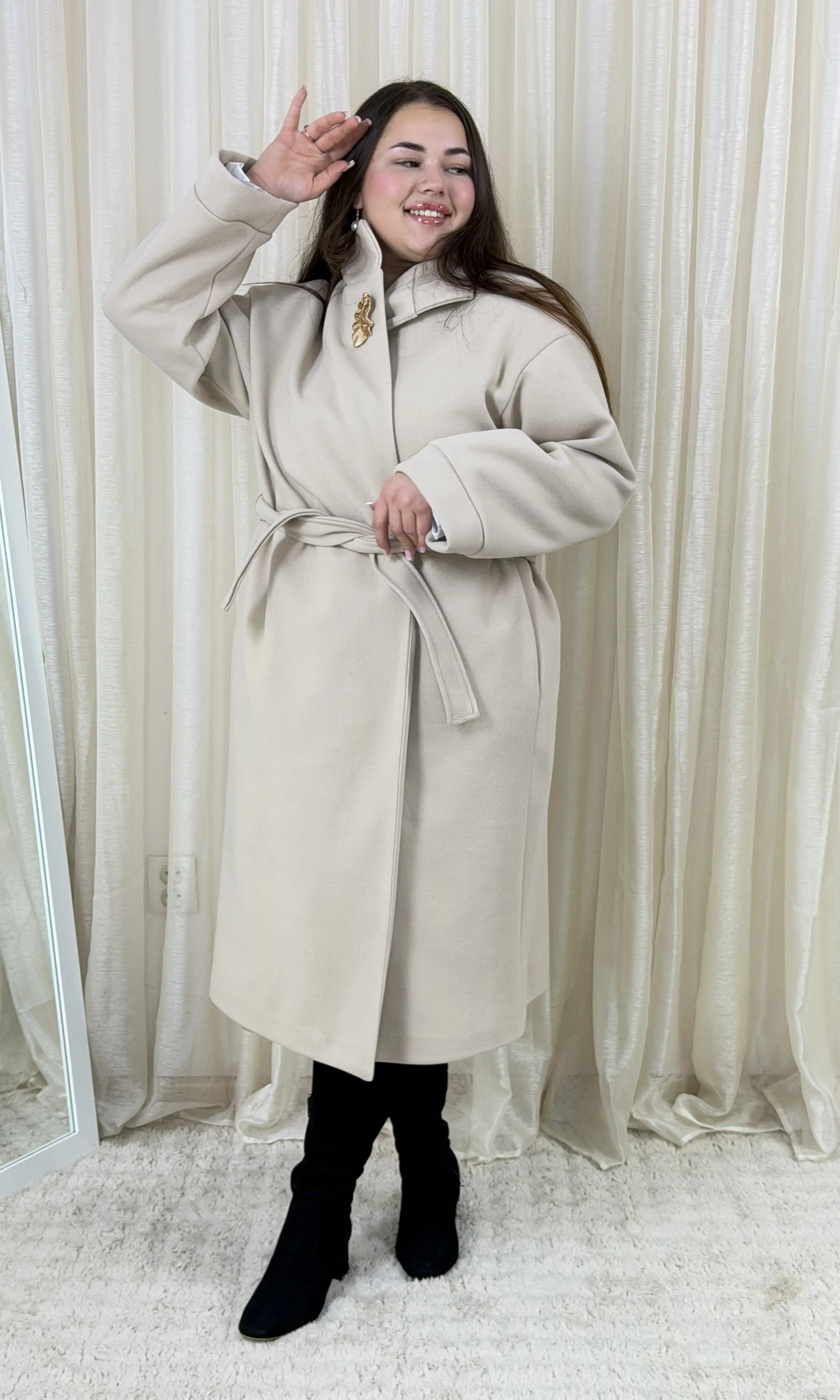 Płaszcz plus size o luksusowym kroju oversize z elegancką broszką i paskiem Stylowa XL