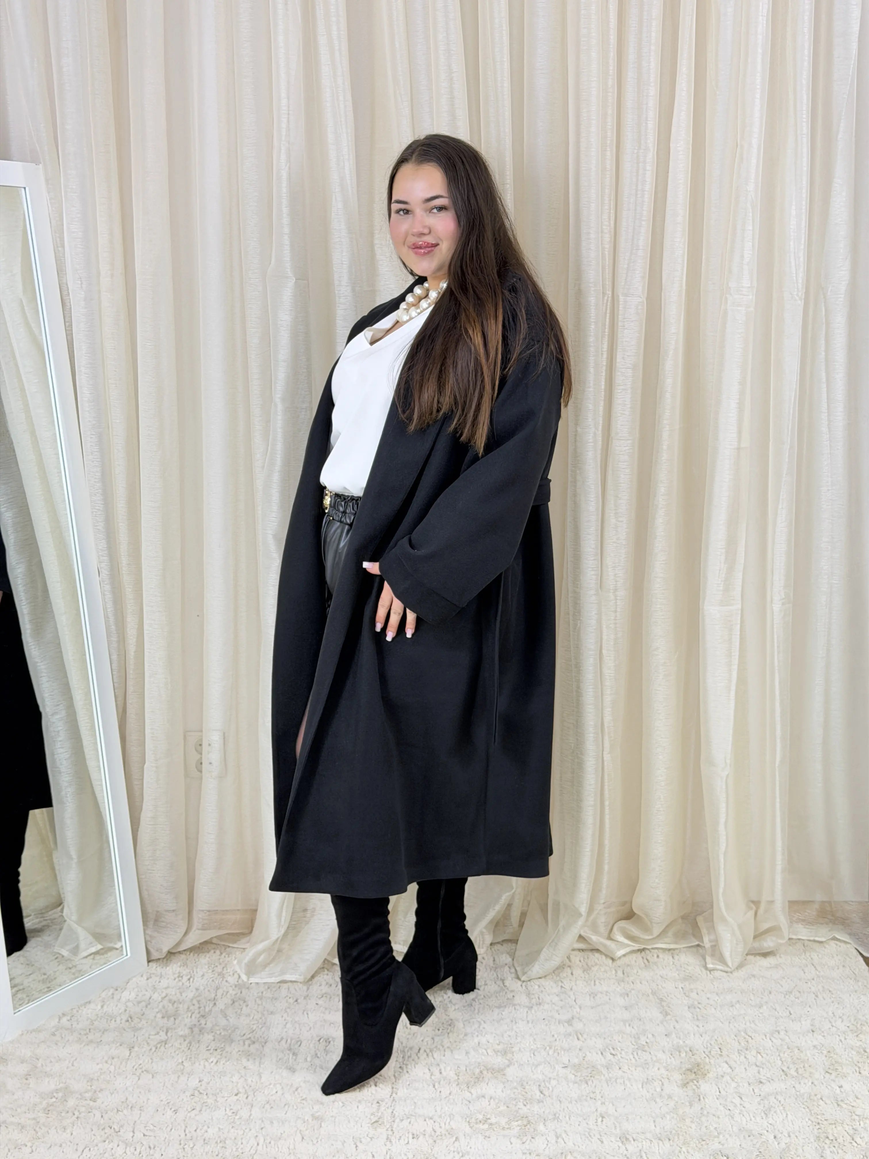 Płaszcz plus size o luksusowym kroju oversize z elegancką broszką i paskiem Stylowa XL