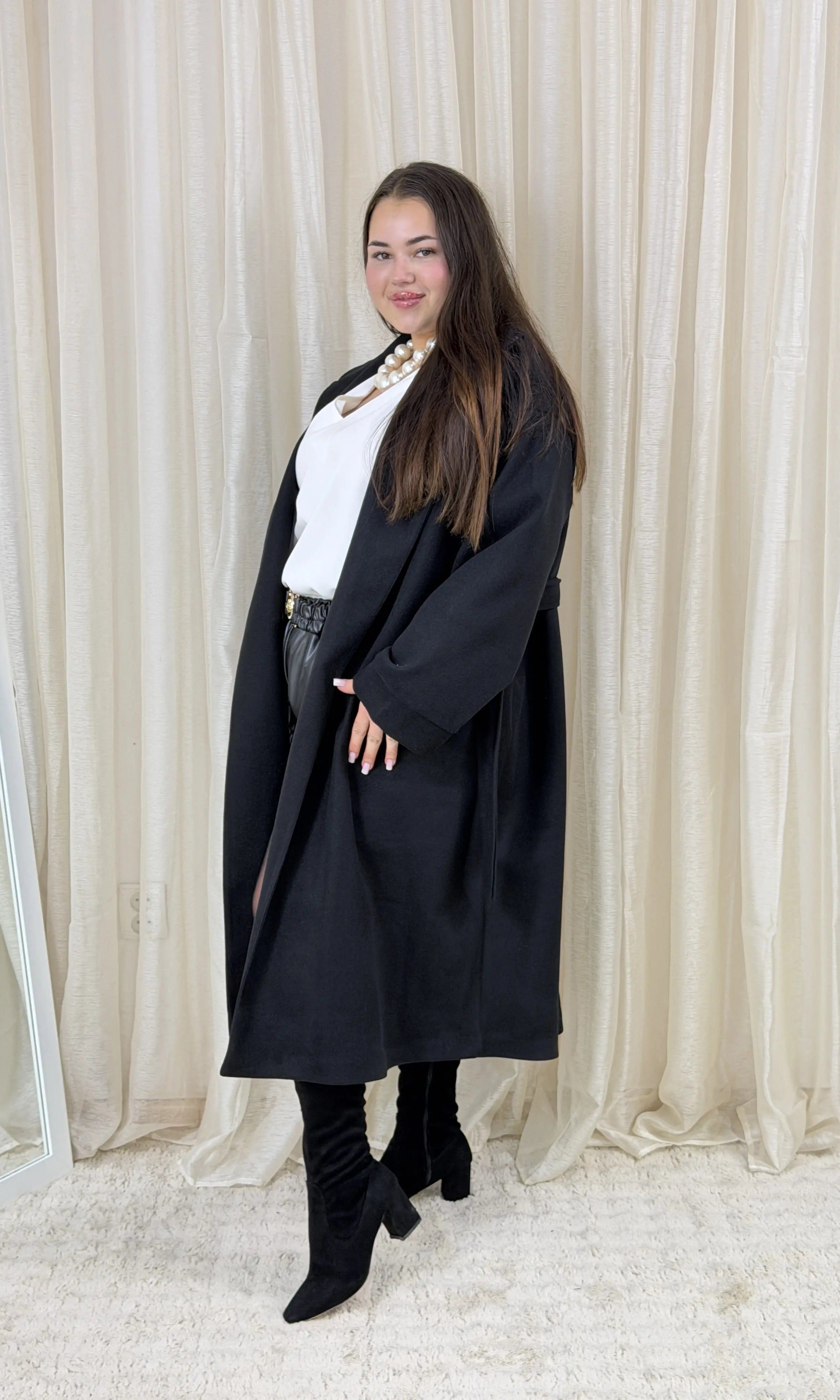 Płaszcz plus size o luksusowym kroju oversize z elegancką broszką i paskiem Stylowa XL