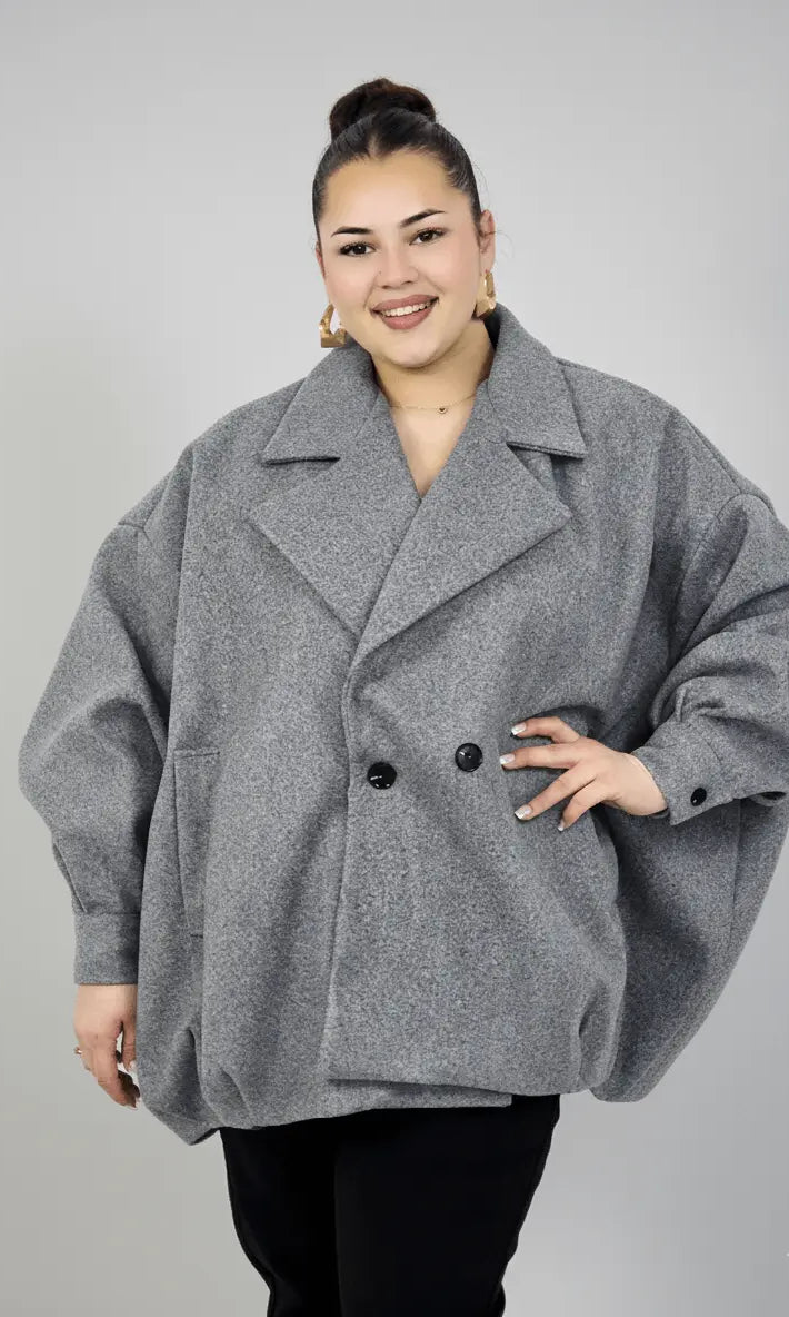 Płaszcz plus size oversize dwurzędowy z szerokim kołnierzem – modny krótki fason XXL Stylowa XL