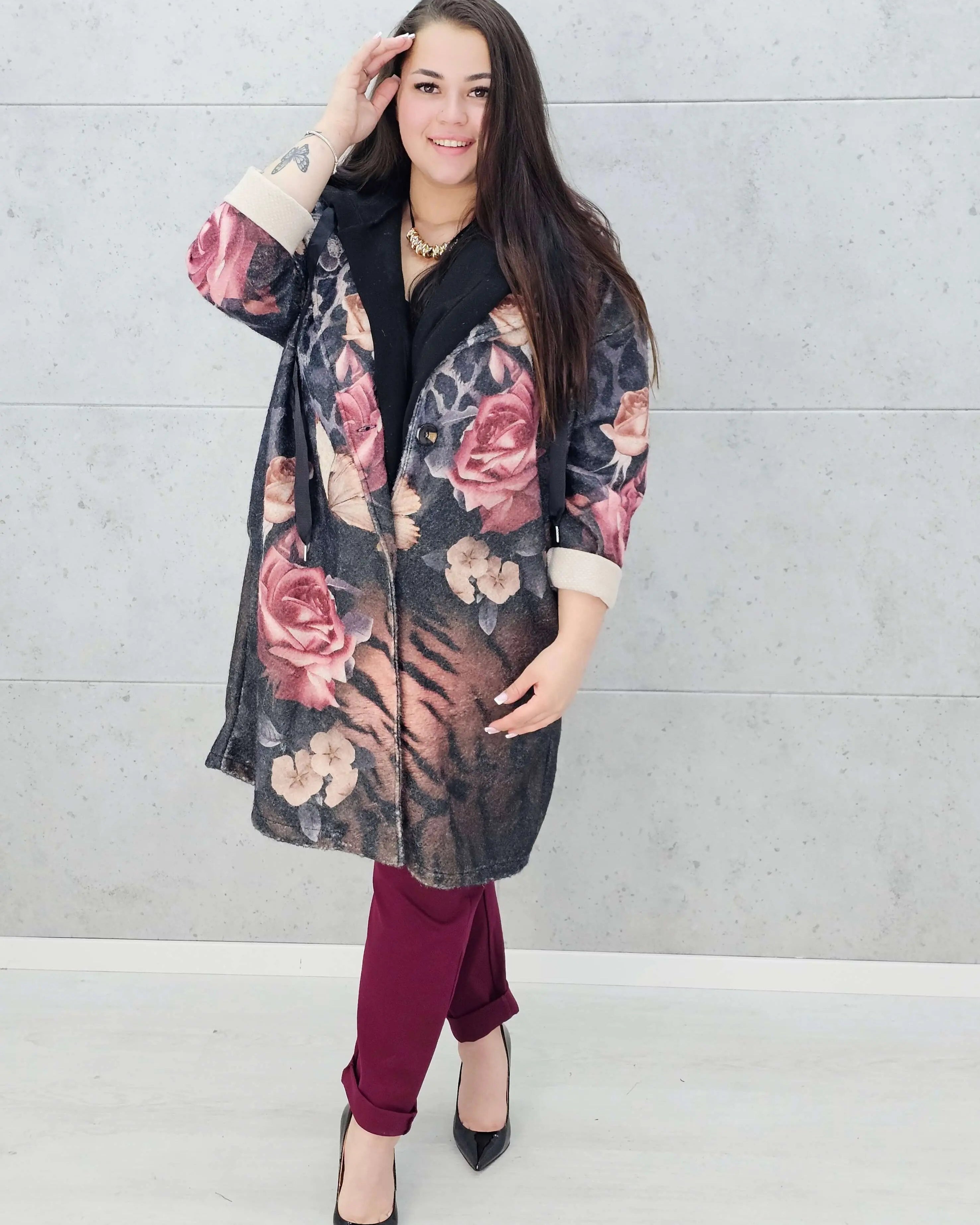 Płaszcz plus size w kwiatowy wzór – styl i elegancja dla kobiet Stylowa XL