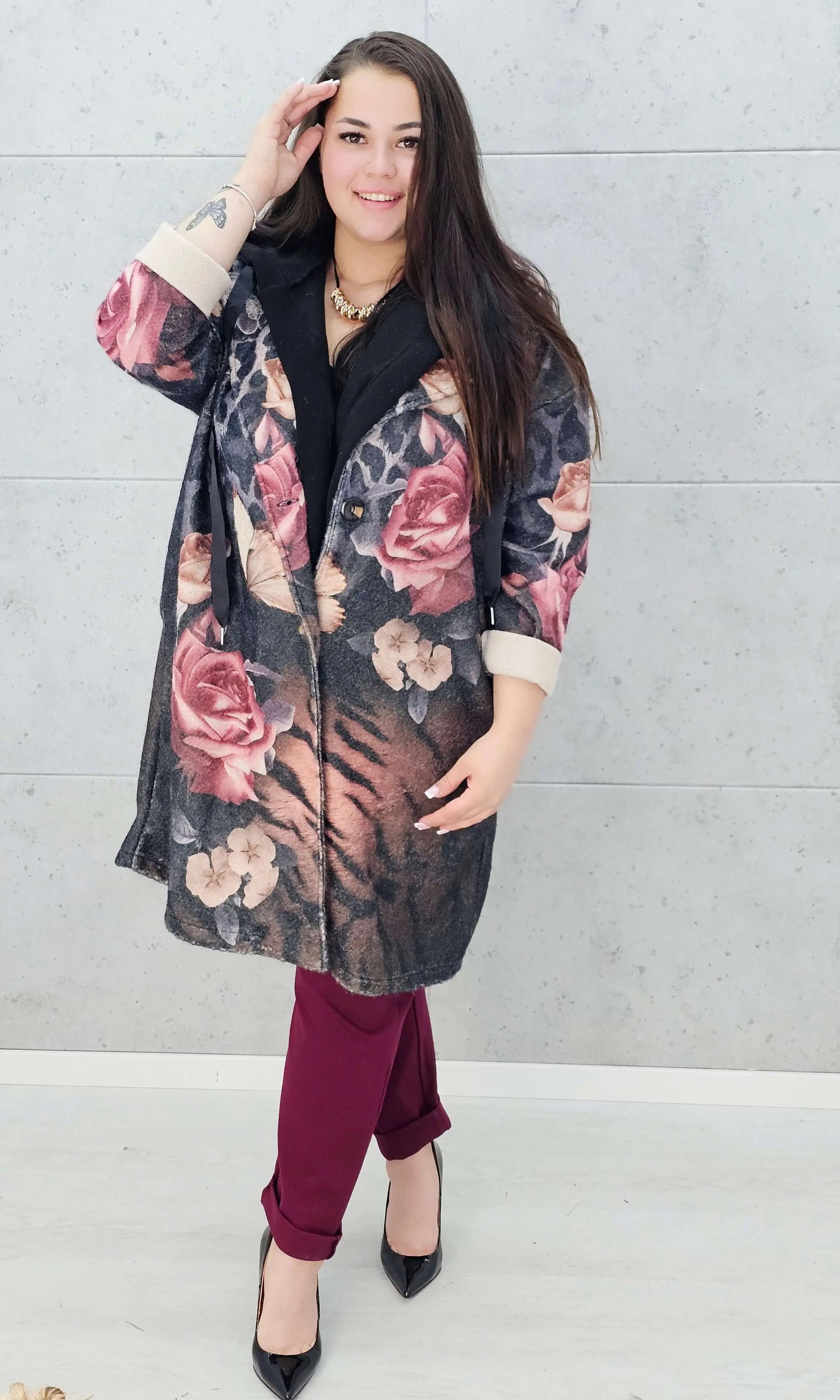 Płaszcz plus size w kwiatowy wzór – styl i elegancja dla kobiet Stylowa XL