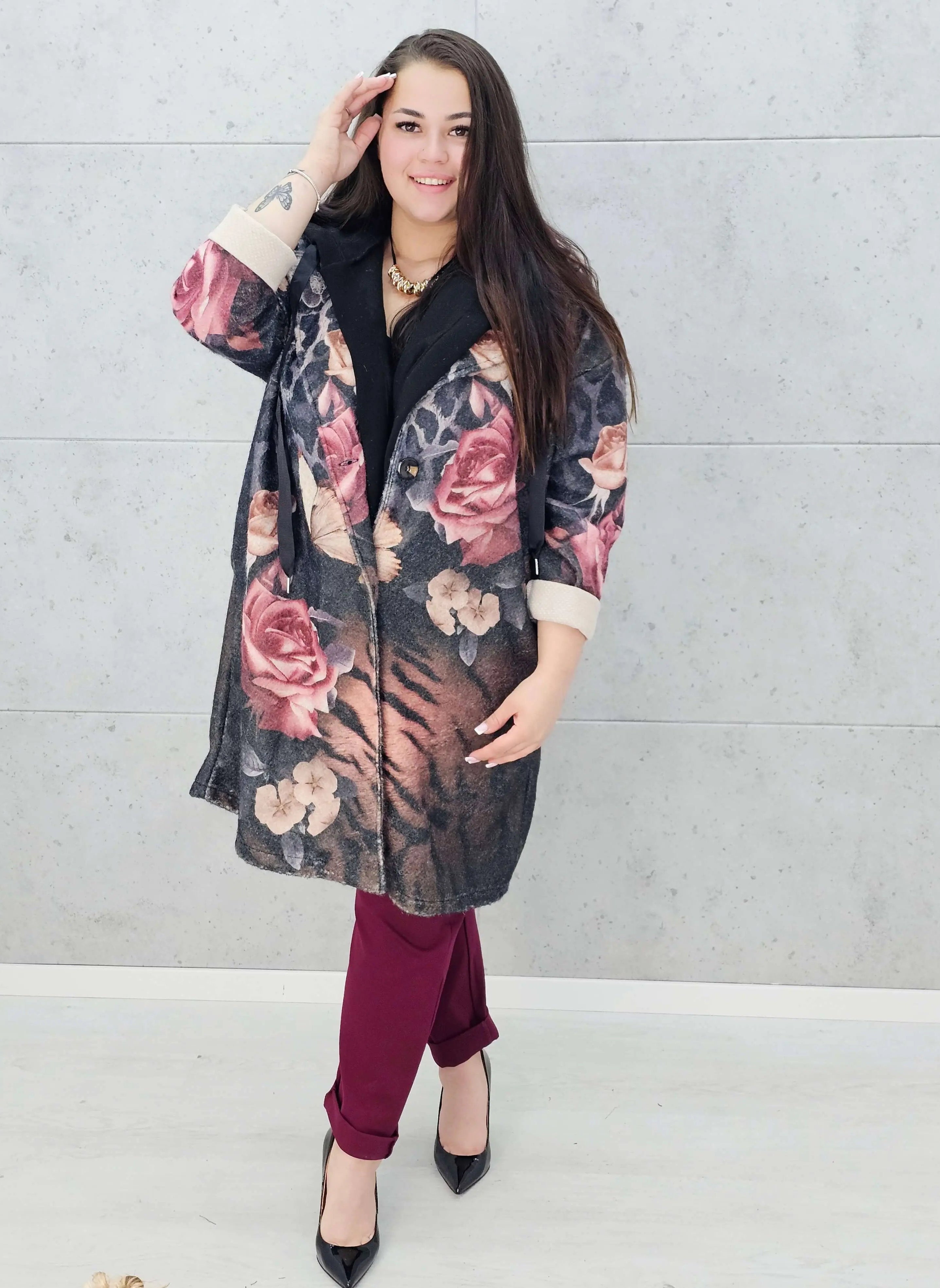 Płaszcz plus size w kwiatowy wzór – styl i elegancja dla kobiet Stylowa XL