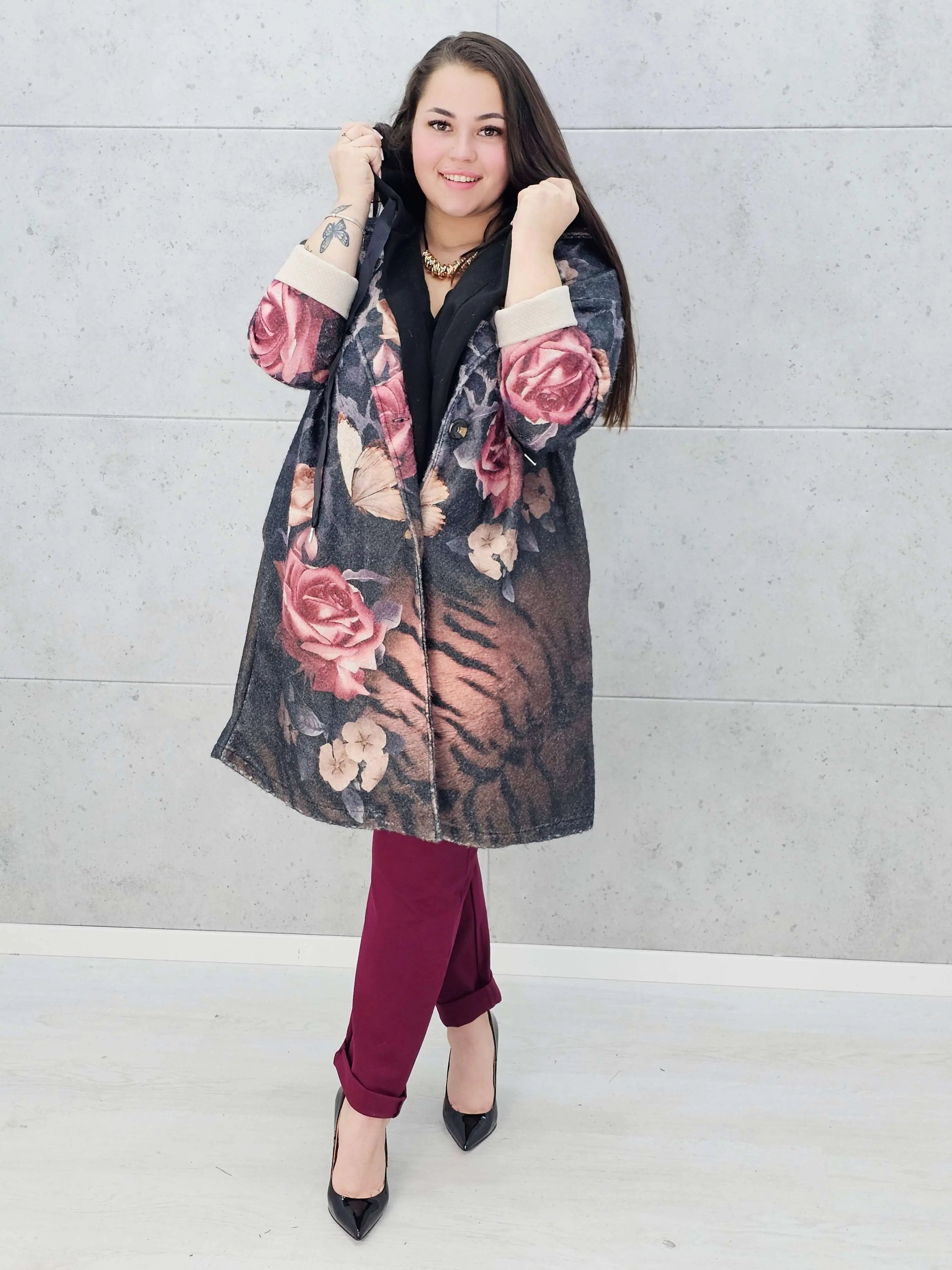Płaszcz plus size w kwiatowy wzór – styl i elegancja dla kobiet Stylowa XL