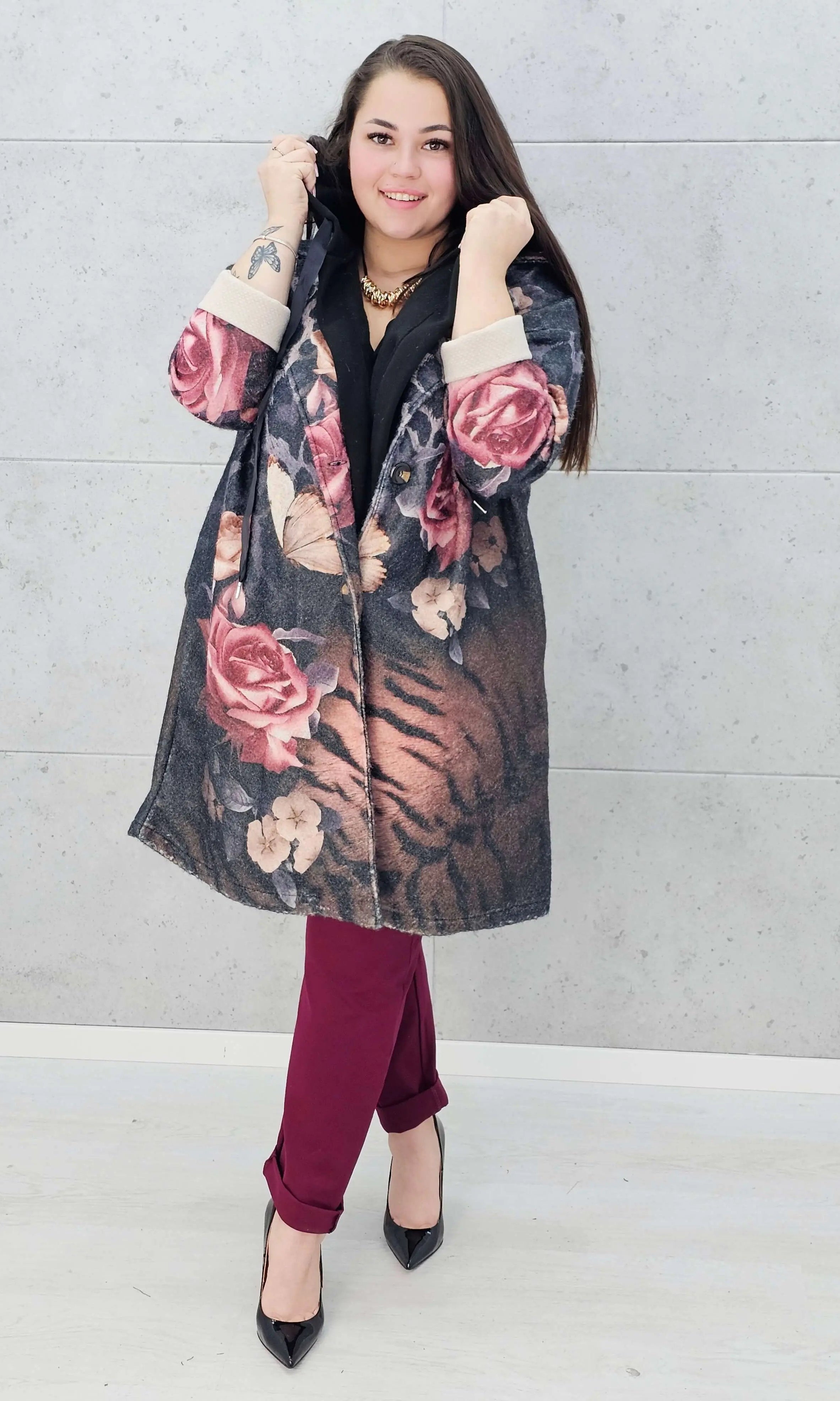 Płaszcz plus size w kwiatowy wzór – styl i elegancja dla kobiet Stylowa XL