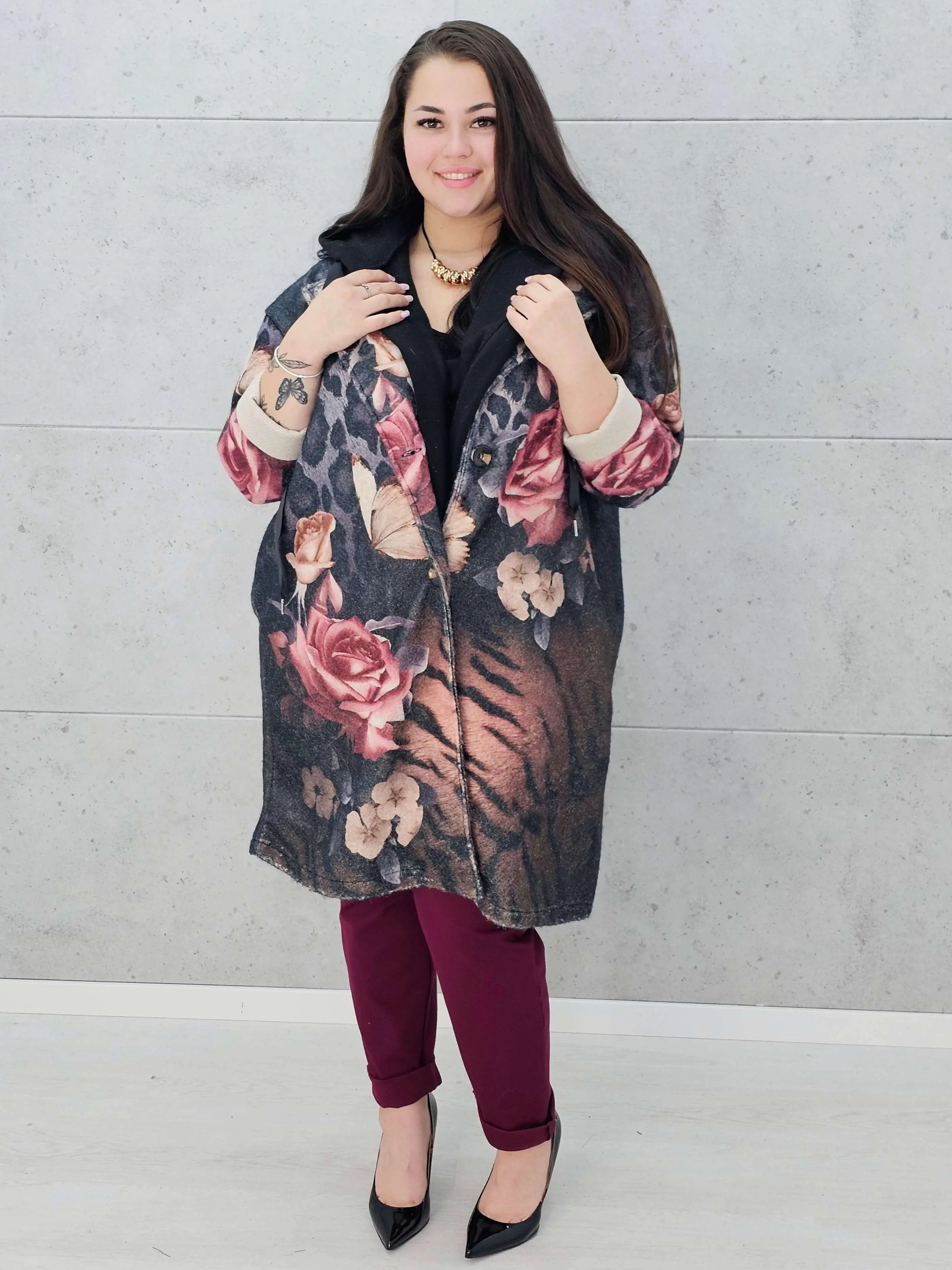 Płaszcz plus size w kwiatowy wzór – styl i elegancja dla kobiet Stylowa XL