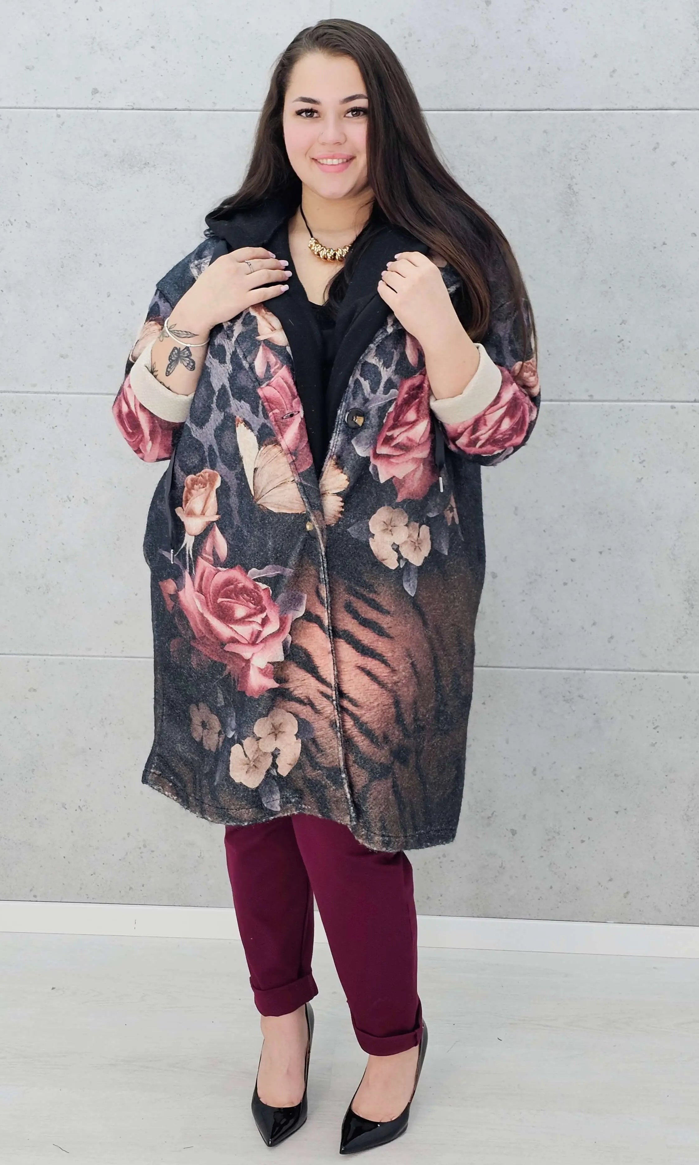 Płaszcz plus size w kwiatowy wzór – styl i elegancja dla kobiet Stylowa XL