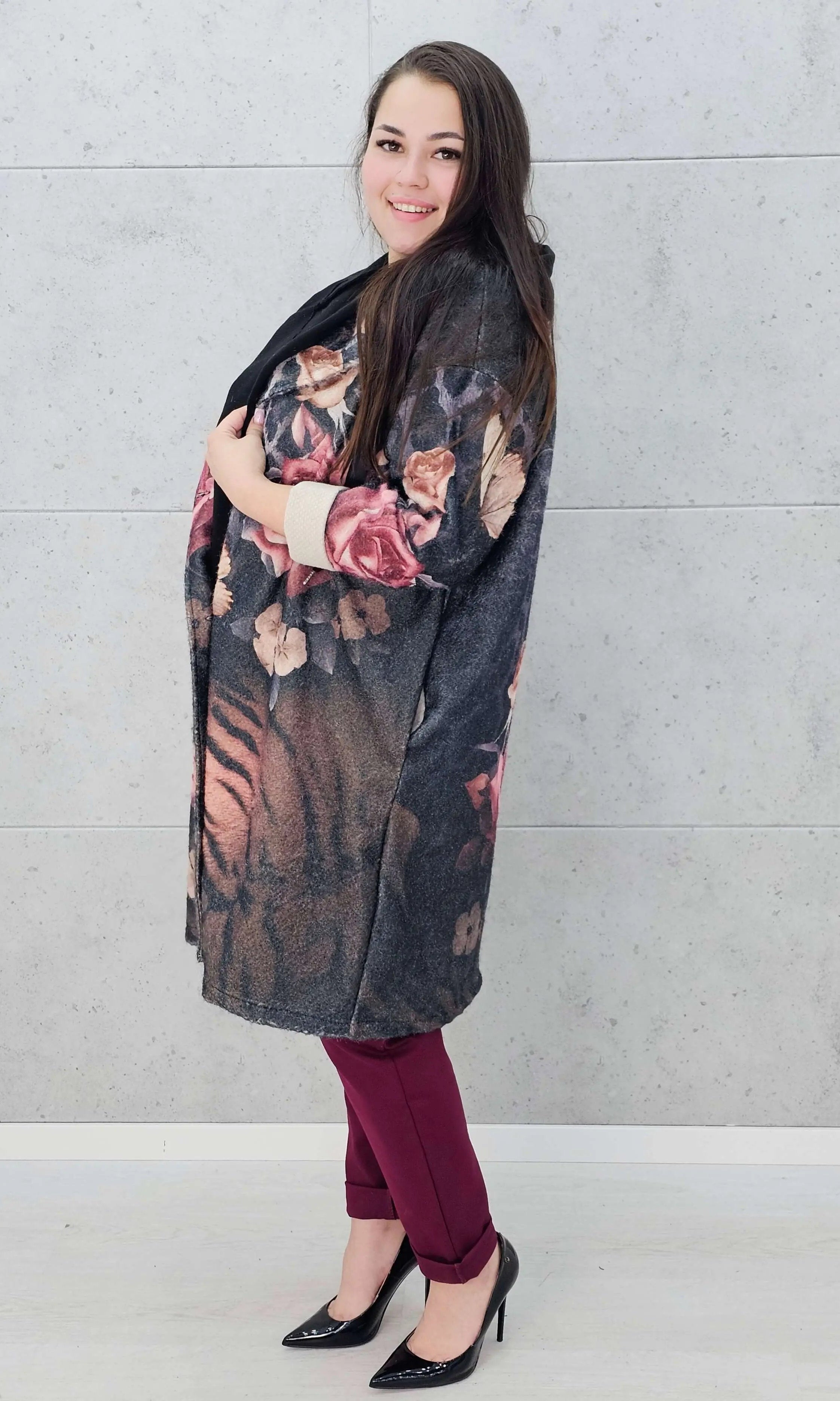 Płaszcz plus size w kwiatowy wzór – styl i elegancja dla kobiet Stylowa XL