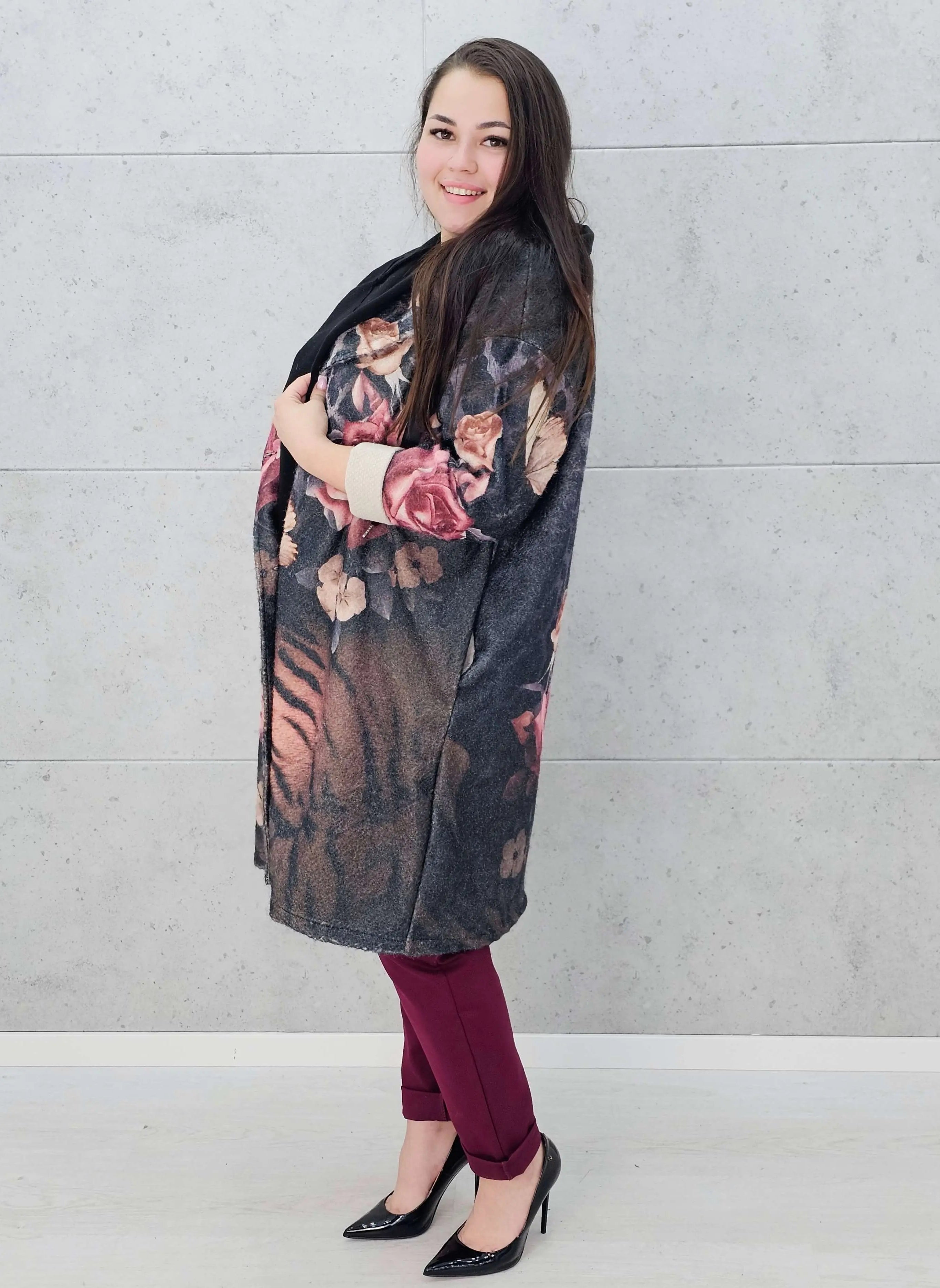 Płaszcz plus size w kwiatowy wzór – styl i elegancja dla kobiet Stylowa XL