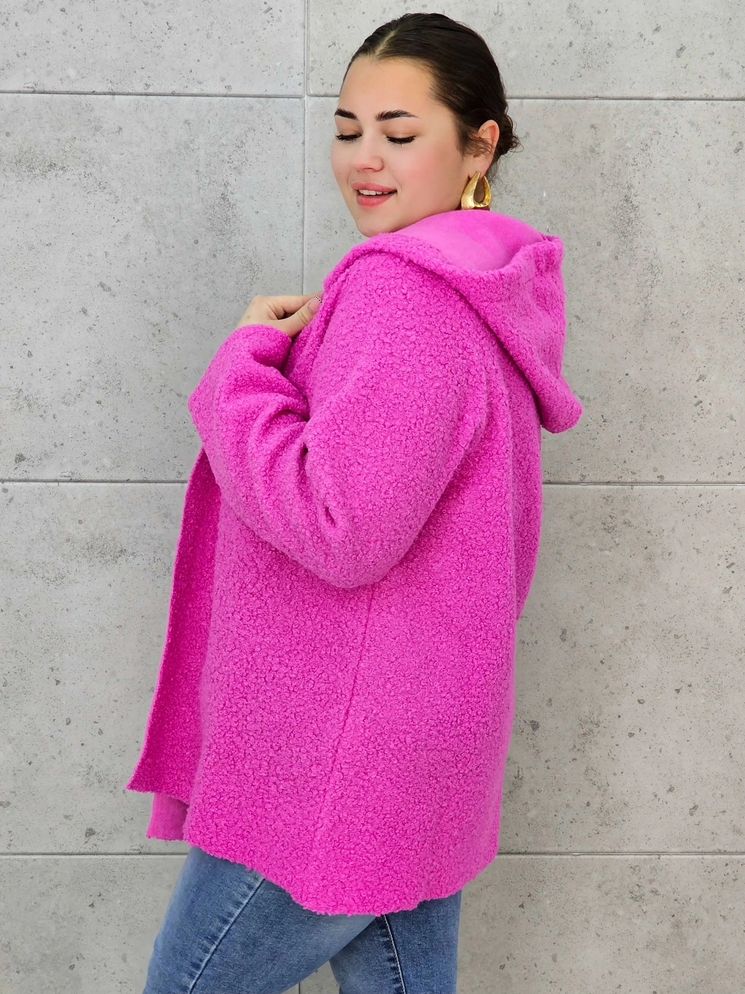 Płaszcz plus size z kapturem – ciepło, styl i kobiecość w jednym! Stylowa XL