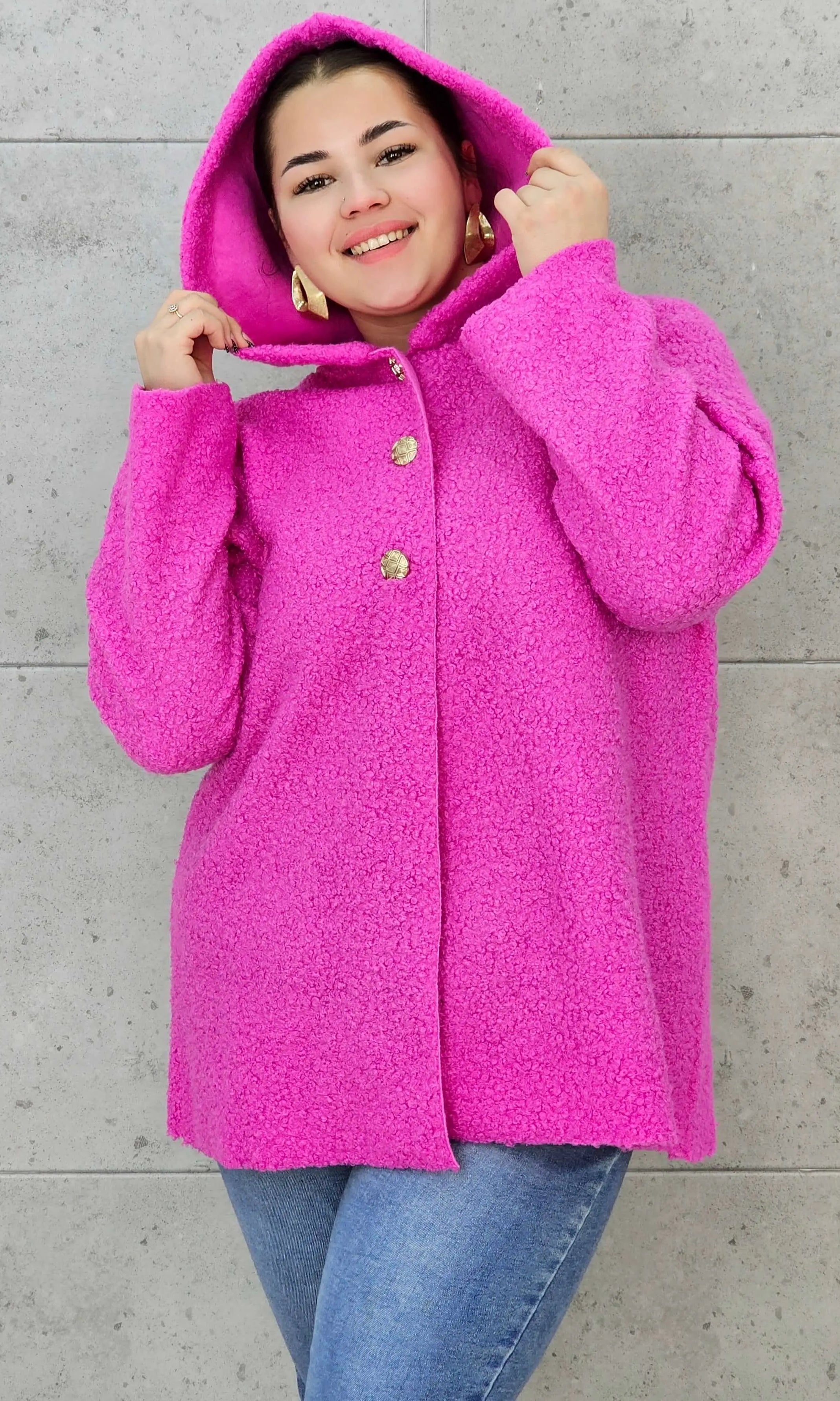 Płaszcz plus size z kapturem – ciepło, styl i kobiecość w jednym! Stylowa XL