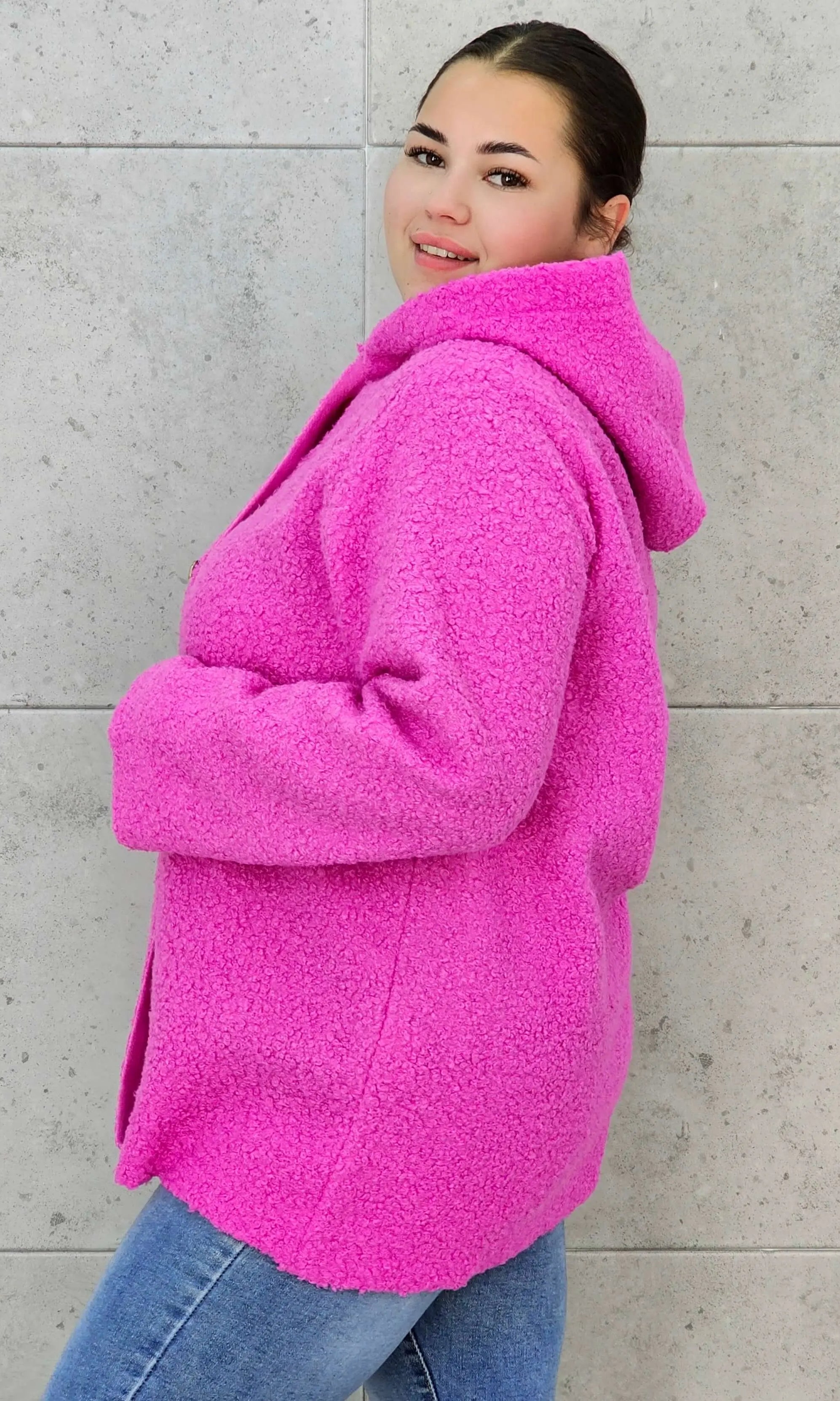 Płaszcz plus size z kapturem – ciepło, styl i kobiecość w jednym! Stylowa XL