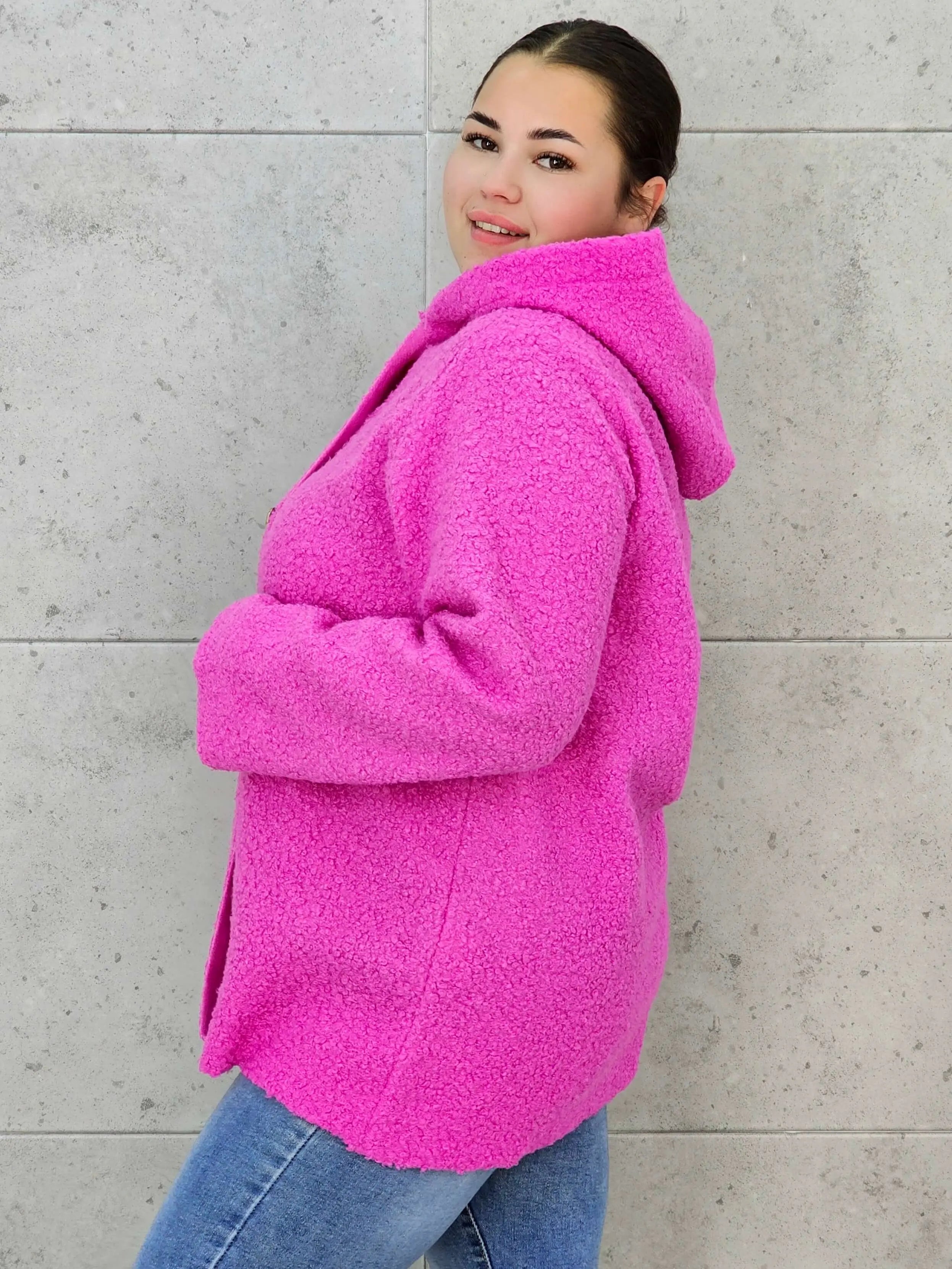 Płaszcz plus size z kapturem – ciepło, styl i kobiecość w jednym! Stylowa XL