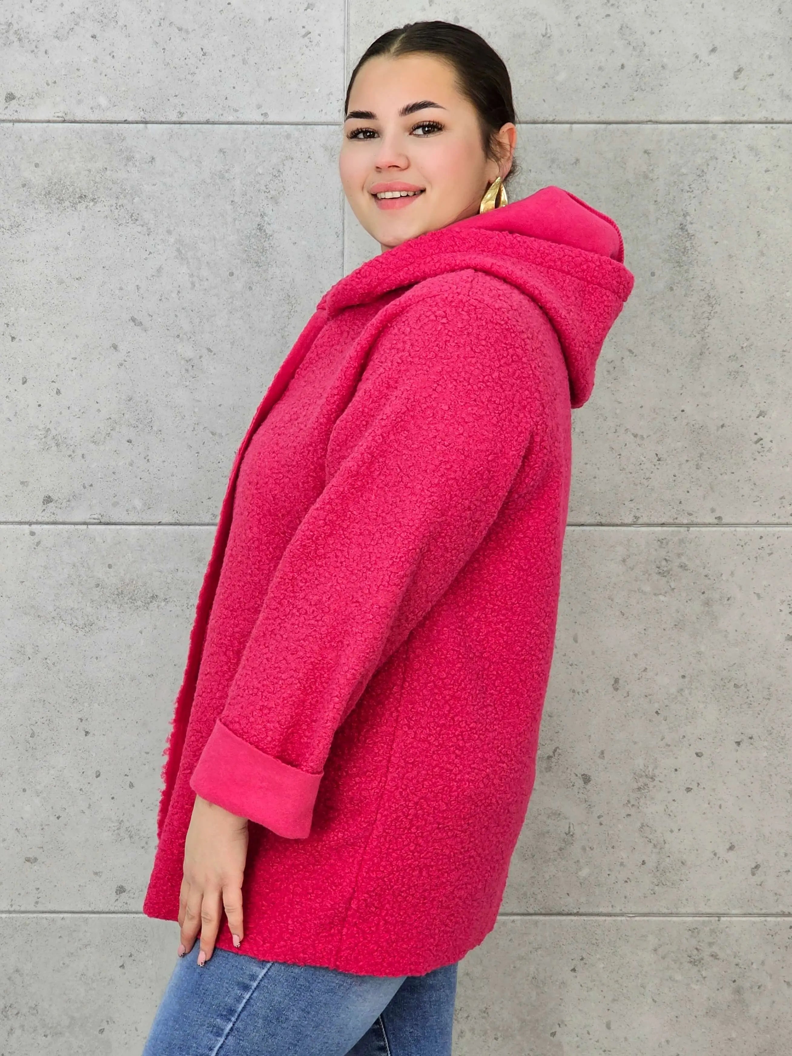 Płaszcz plus size z kapturem – ciepło, styl i kobiecość w jednym! Stylowa XL