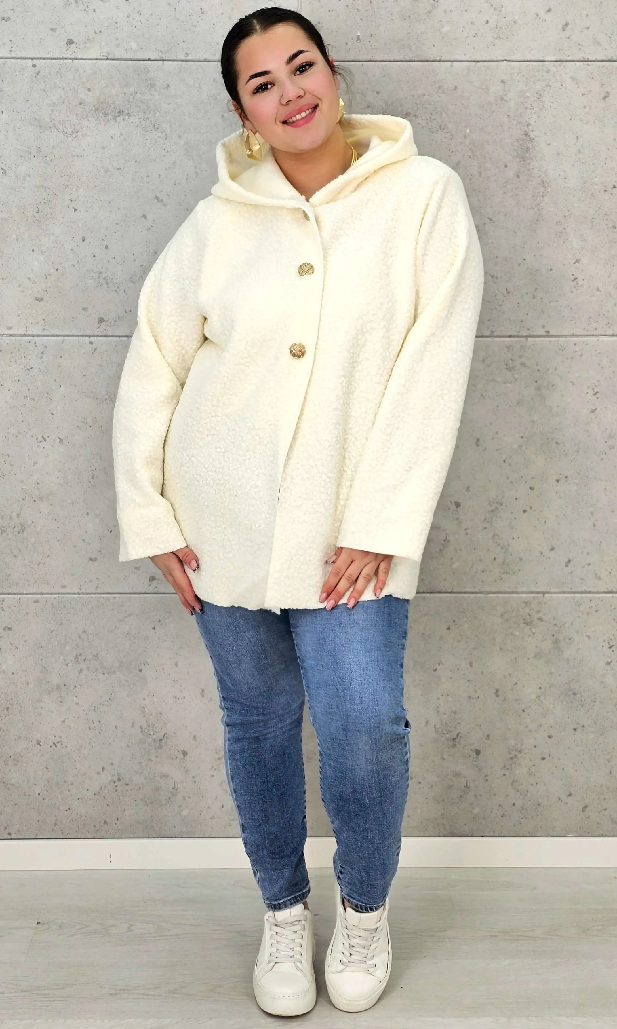 Płaszcz plus size z kapturem – ciepło, styl i kobiecość w jednym! Stylowa XL