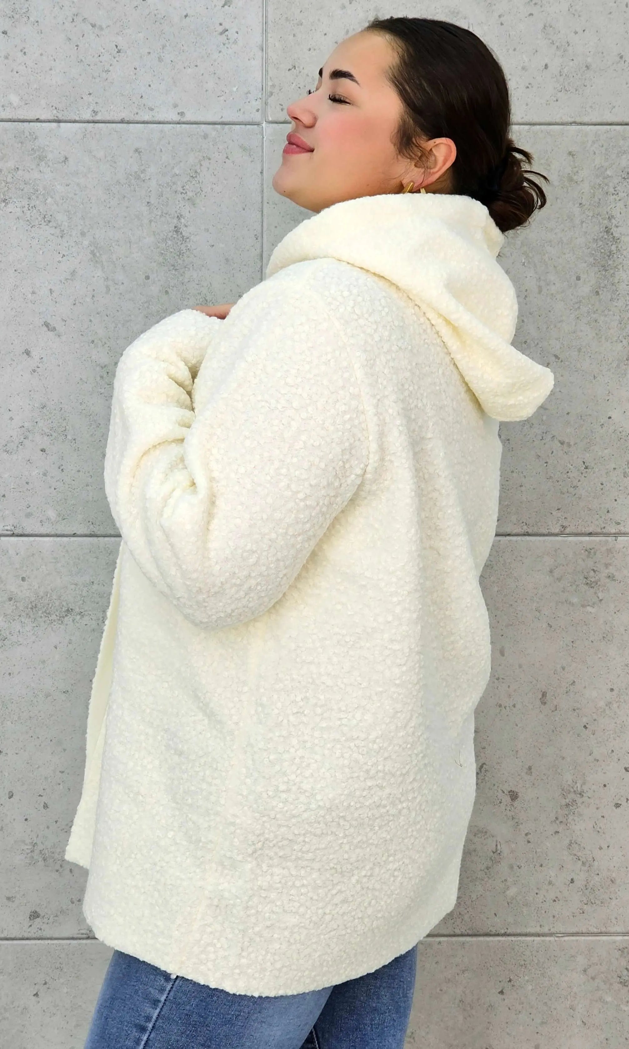 Płaszcz plus size z kapturem – ciepło, styl i kobiecość w jednym! Stylowa XL