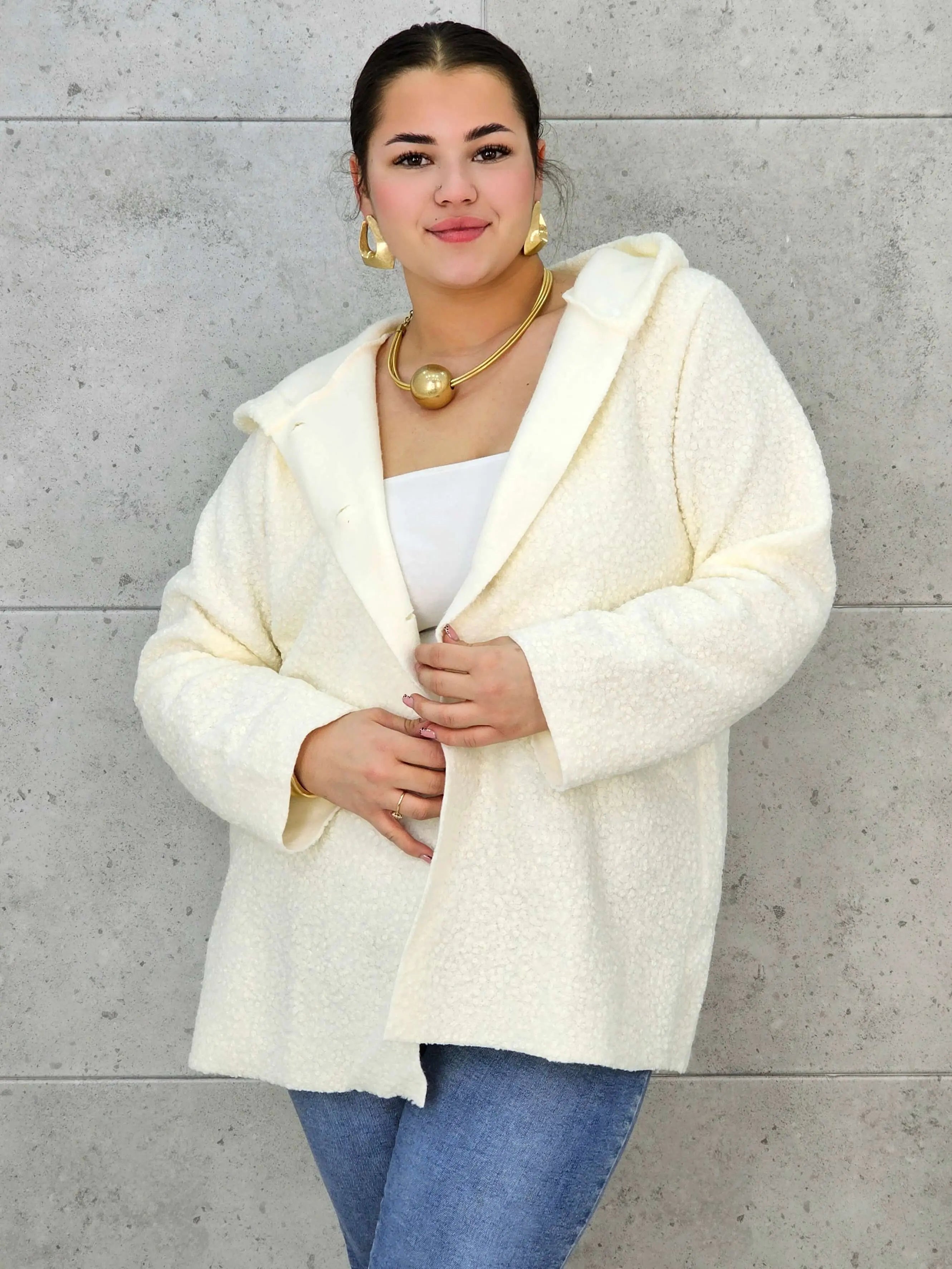 Płaszcz plus size z kapturem – ciepło, styl i kobiecość w jednym! Stylowa XL