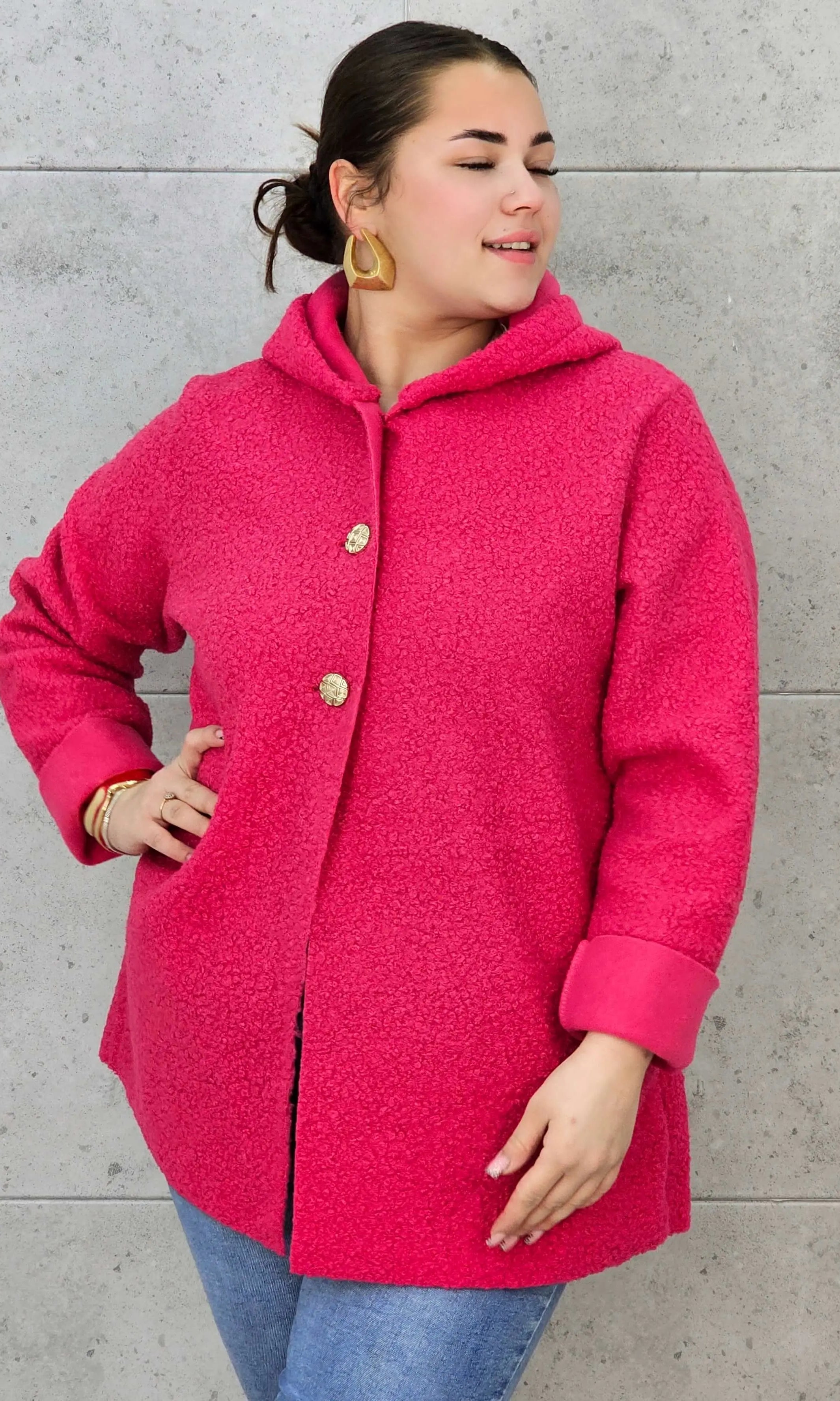 Płaszcz plus size z kapturem – ciepło, styl i kobiecość w jednym! Stylowa XL