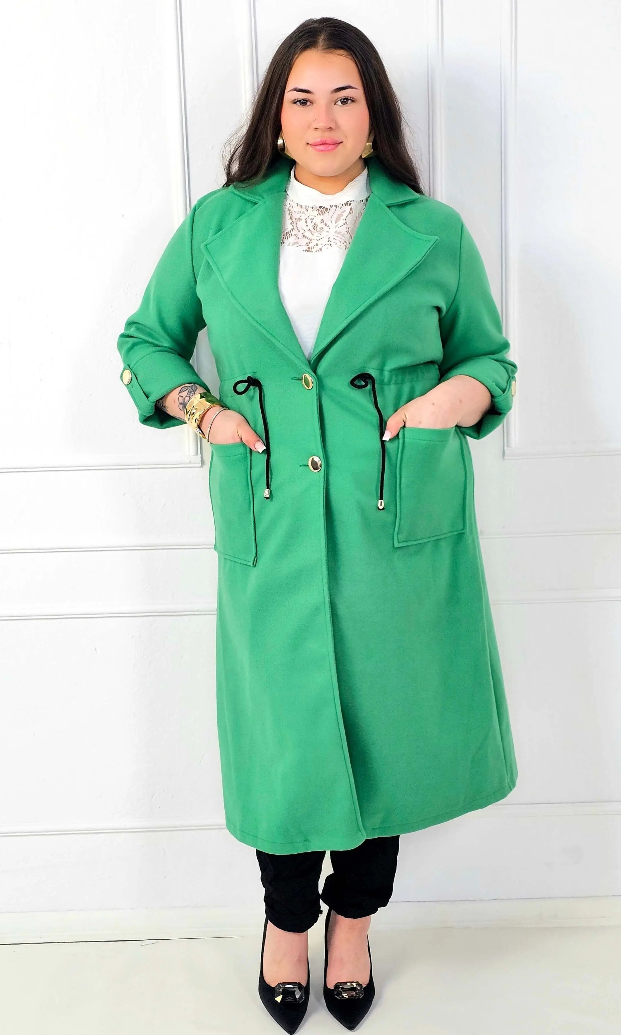 Płaszcz plus size z kieszeniami i regulacją w talii Stylowa XL