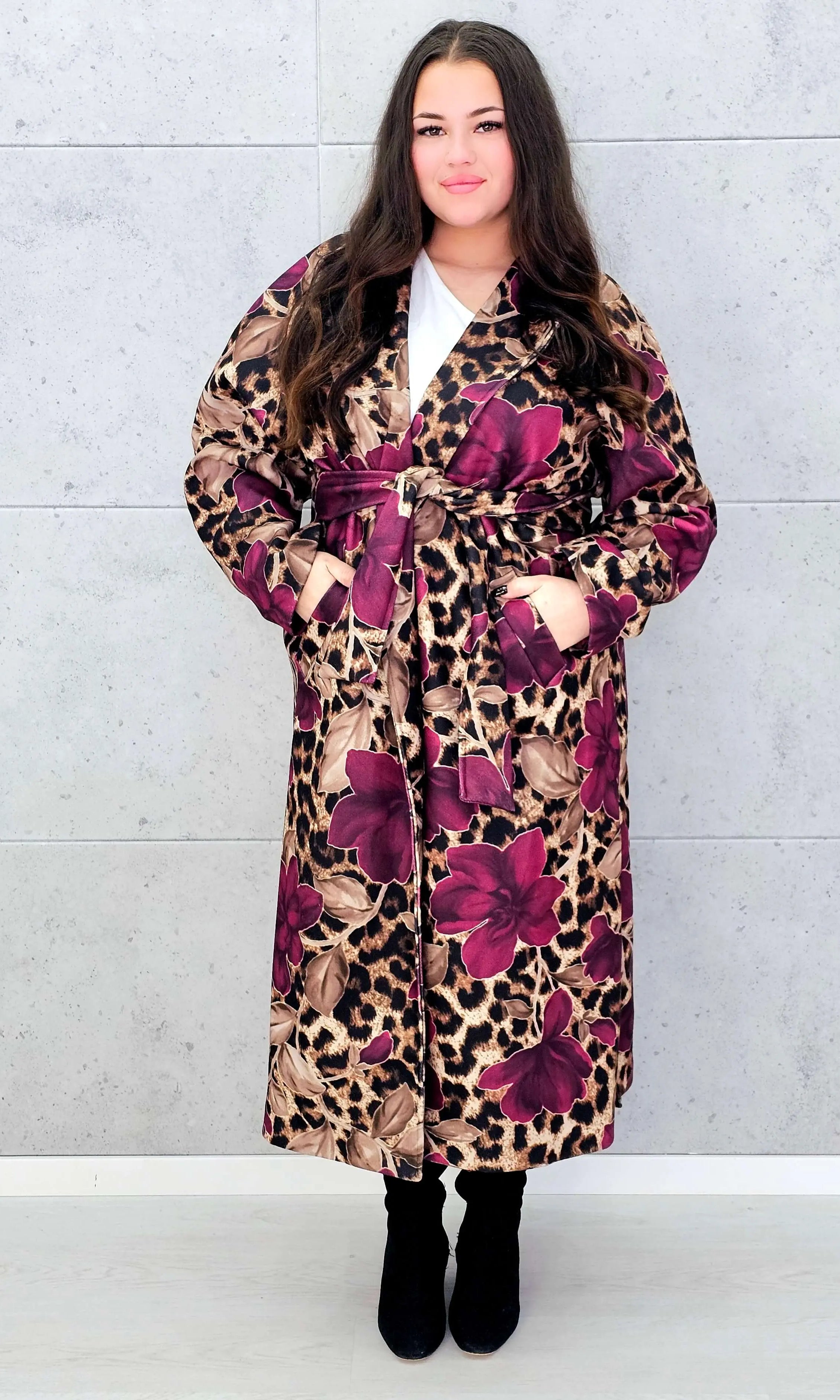 Płaszcz plus size z motywem panterki i kwiatów – odważny styl i kobieca elegancja Stylowa XL