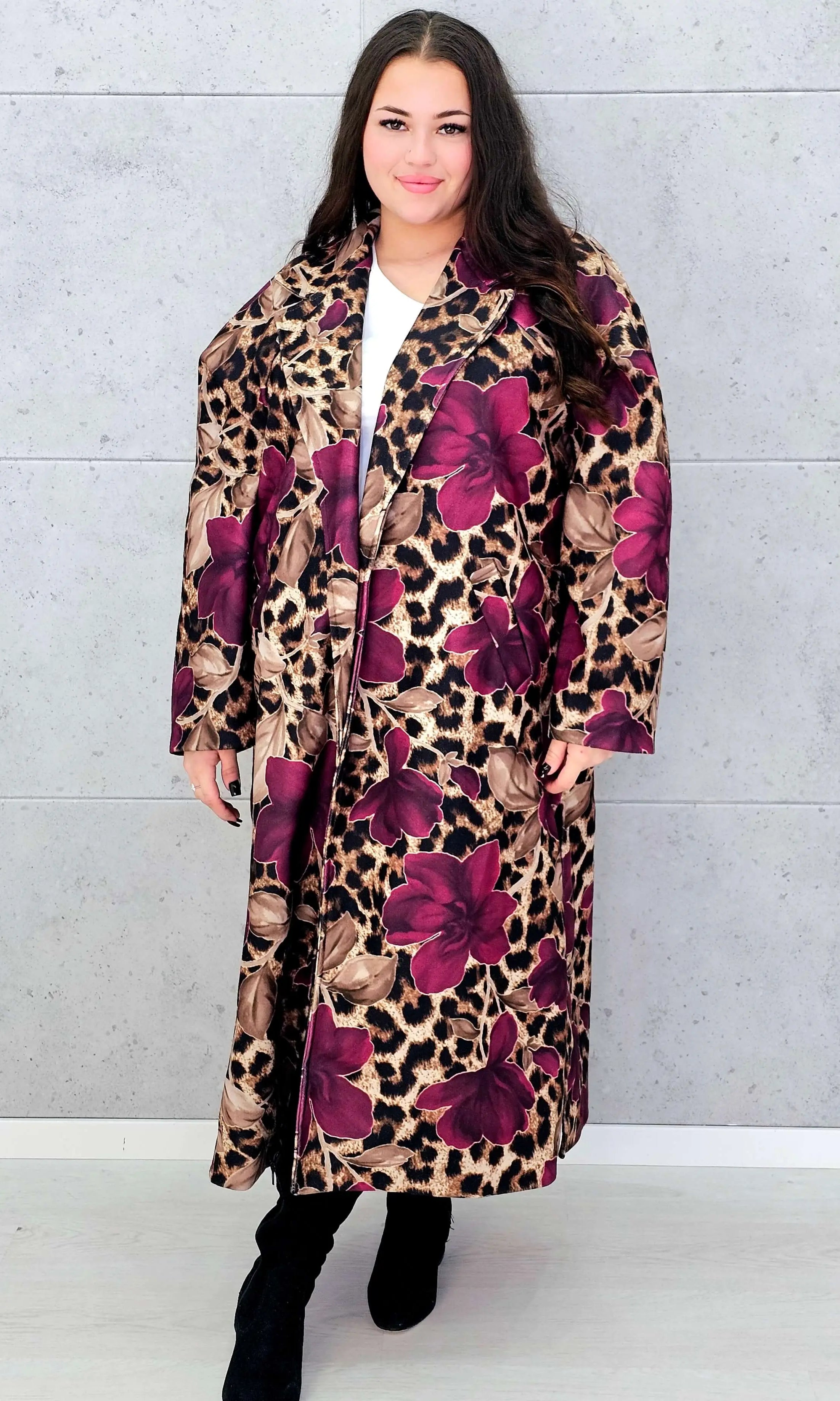 Płaszcz plus size z motywem panterki i kwiatów – odważny styl i kobieca elegancja Stylowa XL