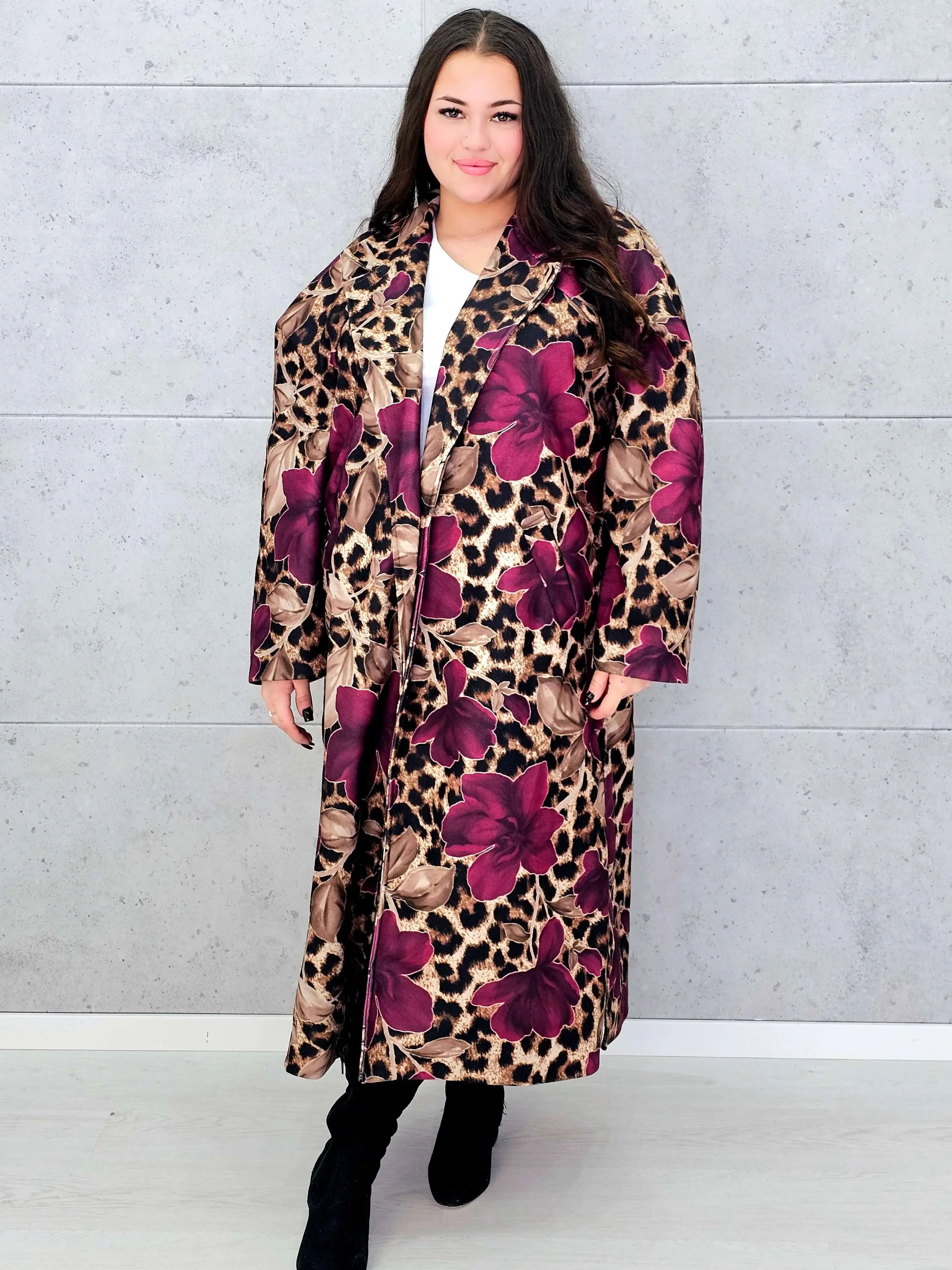 Płaszcz plus size z motywem panterki i kwiatów – odważny styl i kobieca elegancja Stylowa XL