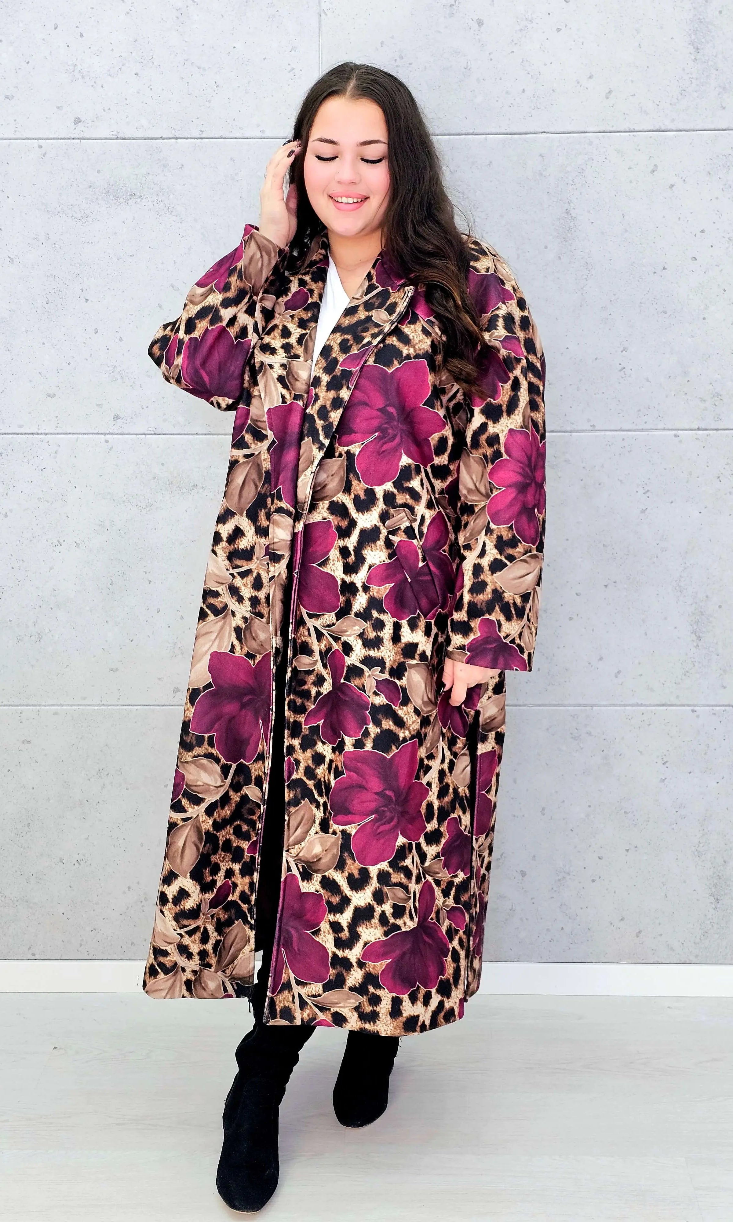 Płaszcz plus size z motywem panterki i kwiatów – odważny styl i kobieca elegancja Stylowa XL