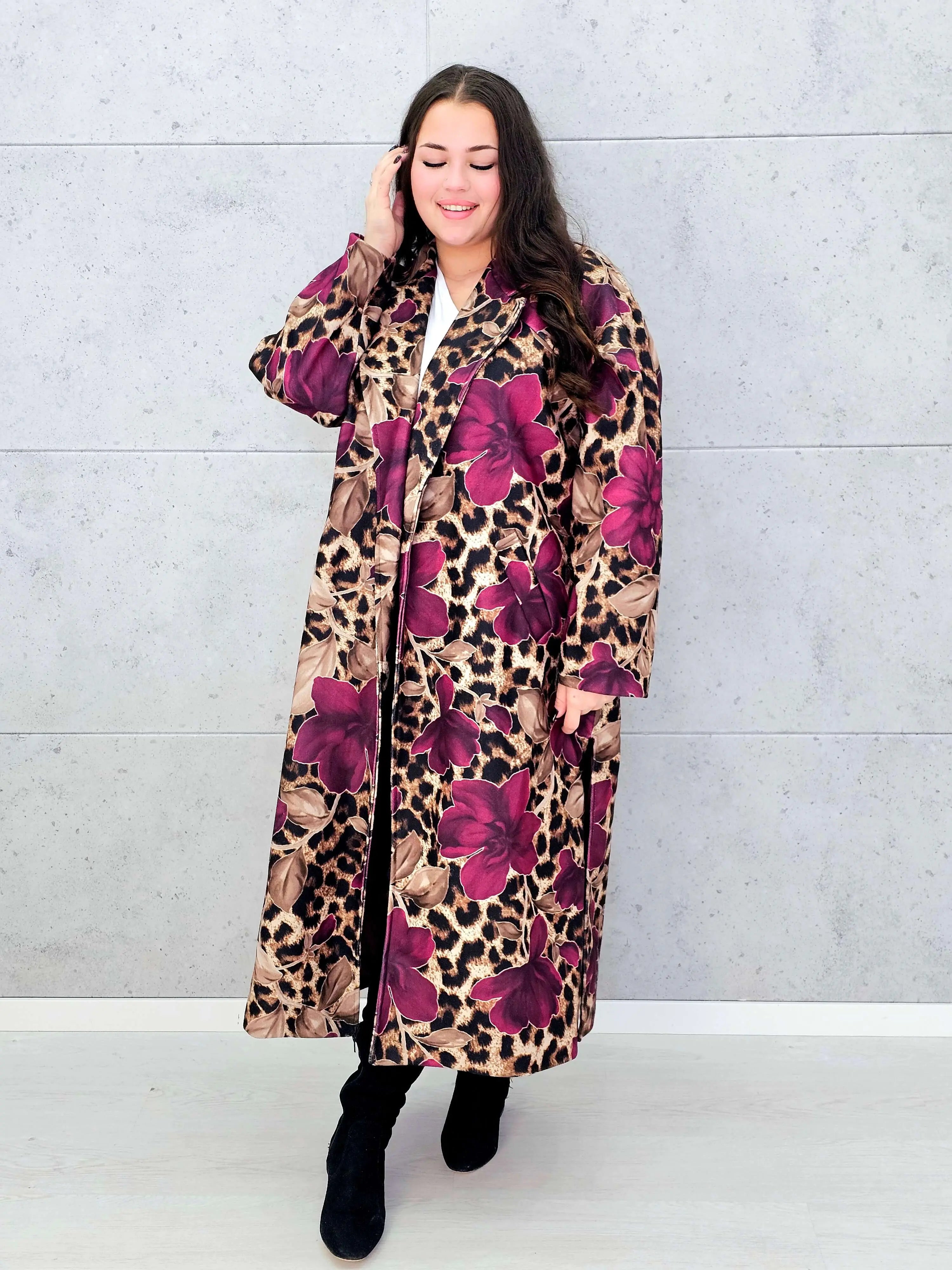 Płaszcz plus size z motywem panterki i kwiatów – odważny styl i kobieca elegancja Stylowa XL