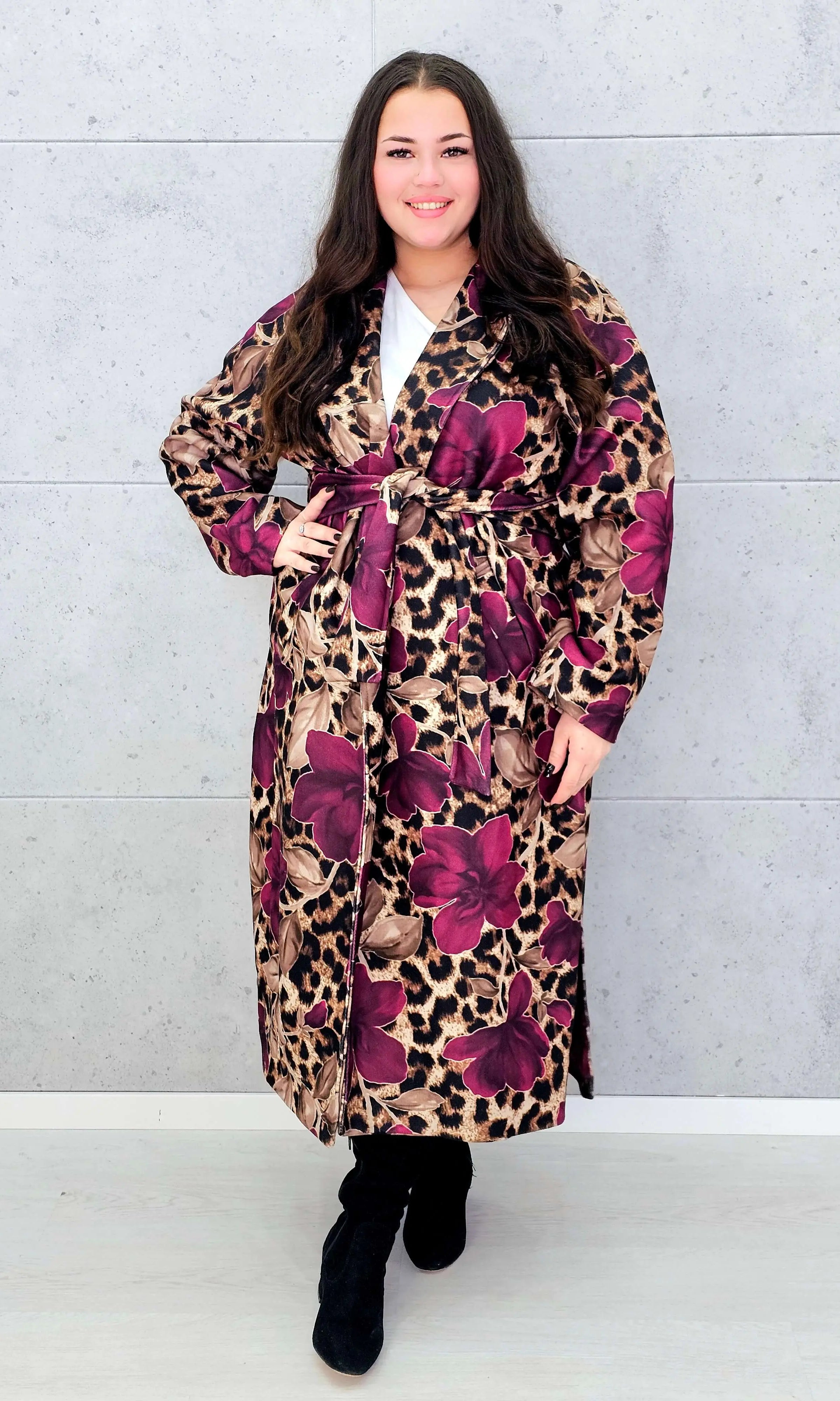 Płaszcz plus size z motywem panterki i kwiatów – odważny styl i kobieca elegancja Stylowa XL