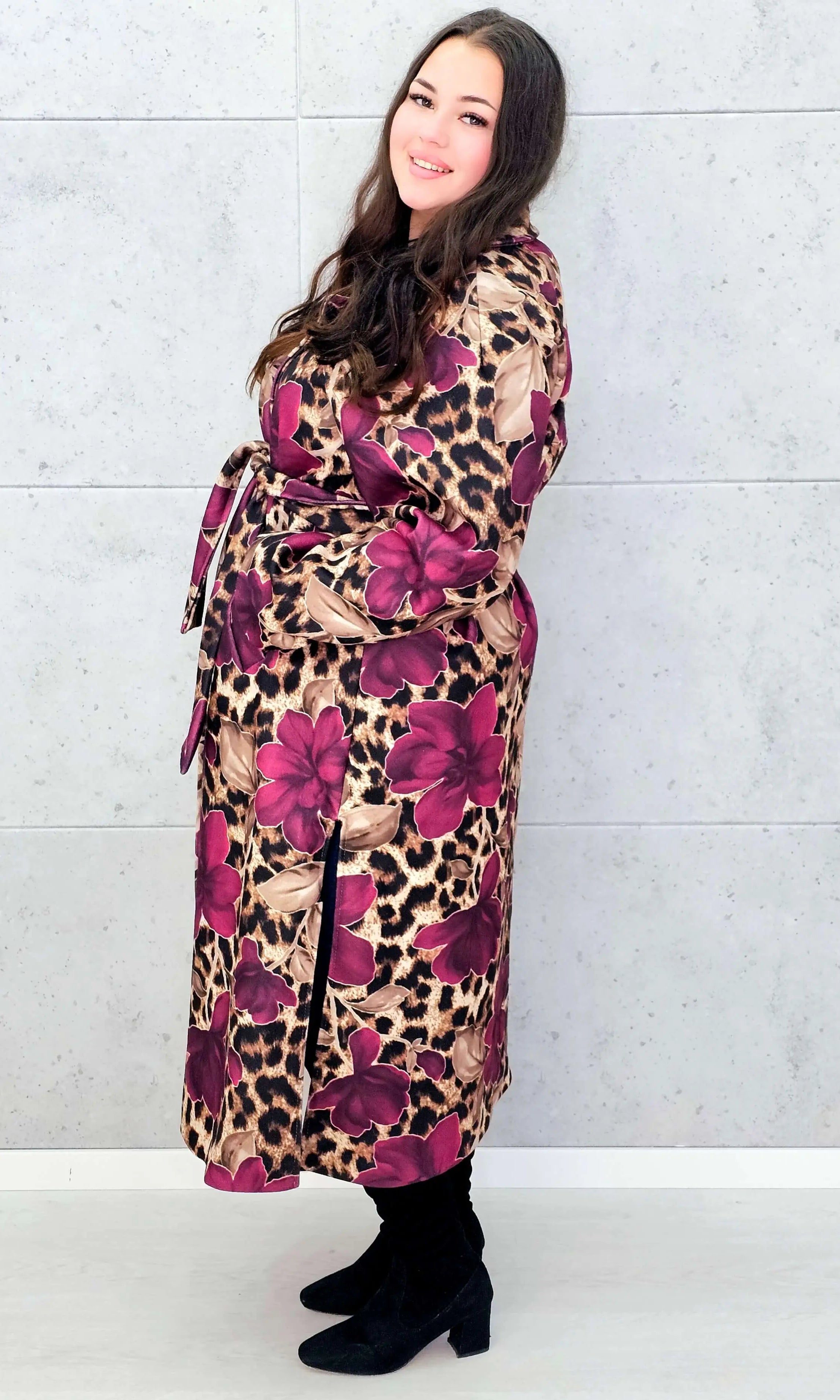 Płaszcz plus size z motywem panterki i kwiatów – odważny styl i kobieca elegancja Stylowa XL