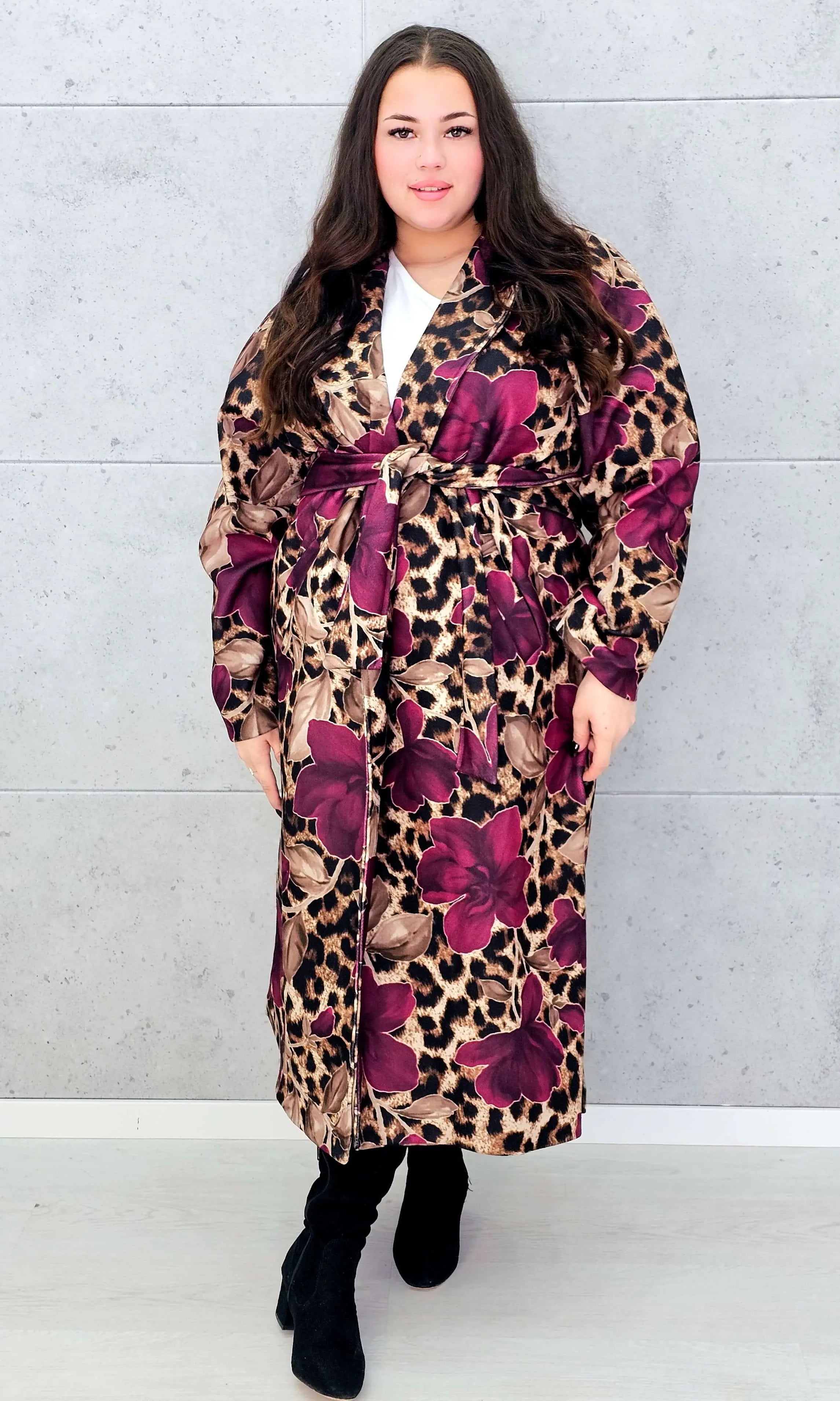 Płaszcz plus size z motywem panterki i kwiatów – odważny styl i kobieca elegancja Stylowa XL