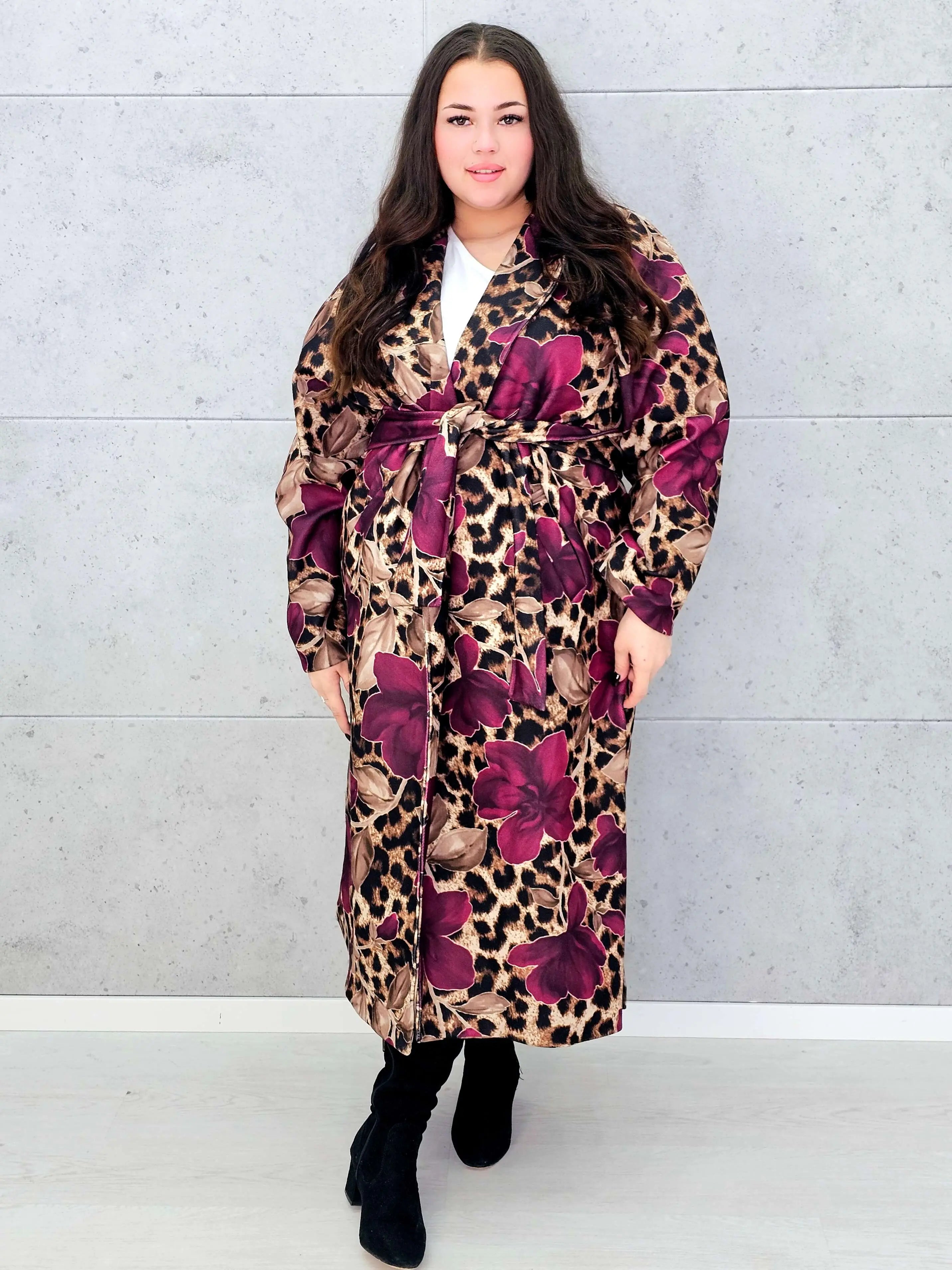 Płaszcz plus size z motywem panterki i kwiatów – odważny styl i kobieca elegancja Stylowa XL