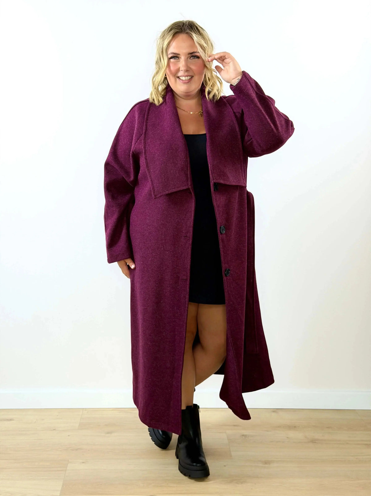 Płaszcz plus size z paskiem – elegancki fason z szerokim kołnierzem Stylowa XL