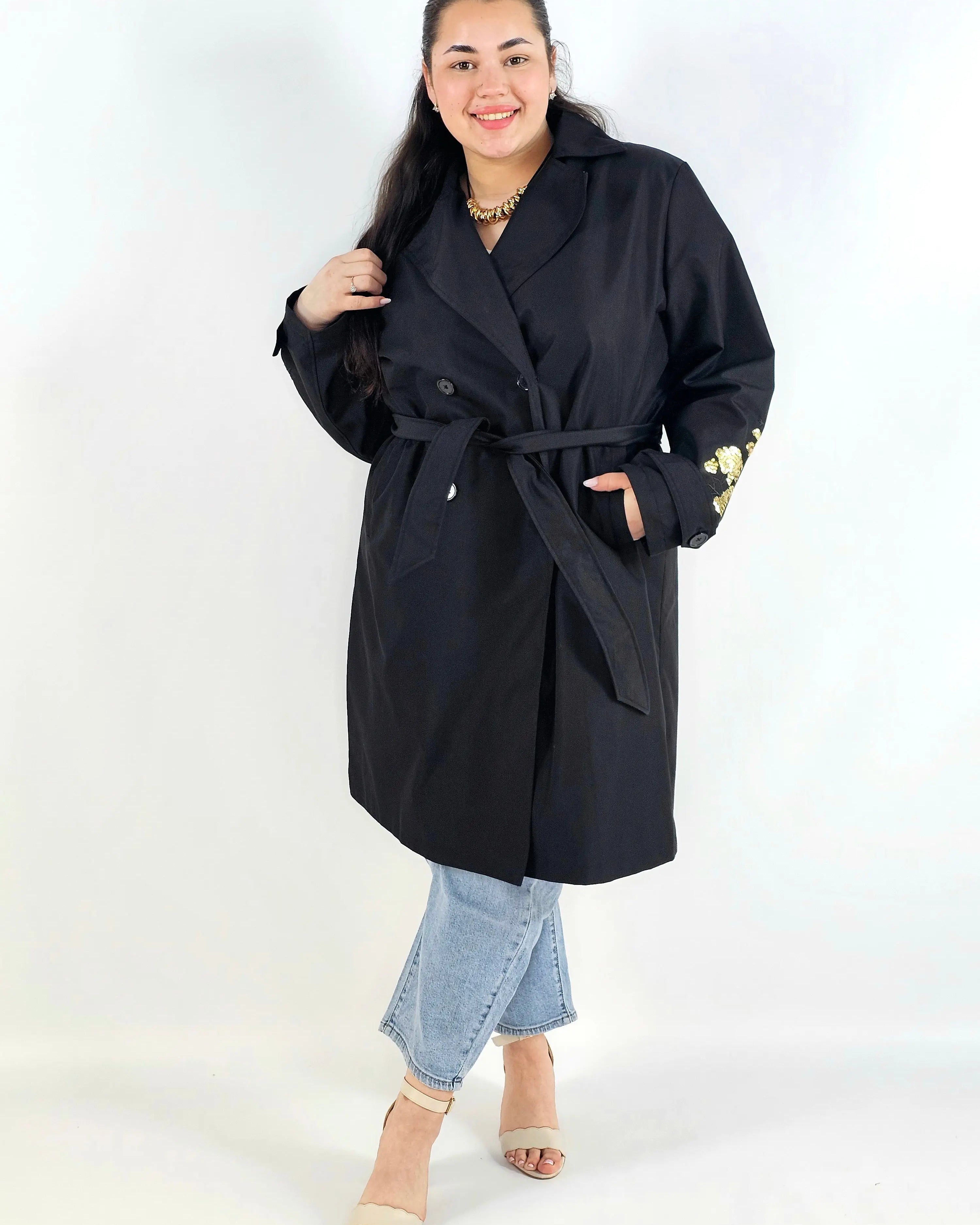 Płaszcz plus size z paskiem – elegancki płaszcz XXL z haftem na rękawie Stylowa XL