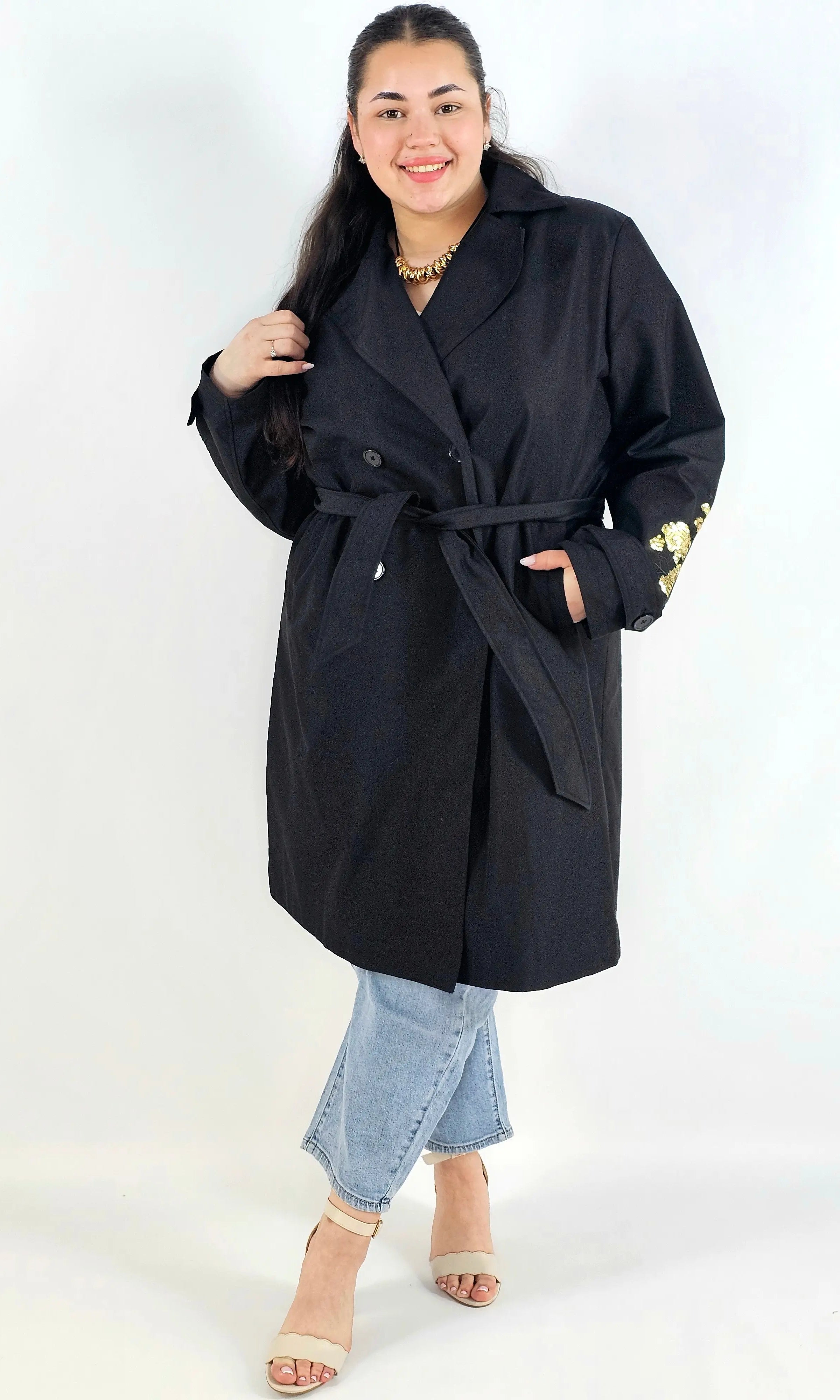 Płaszcz plus size z paskiem – elegancki płaszcz XXL z haftem na rękawie Stylowa XL