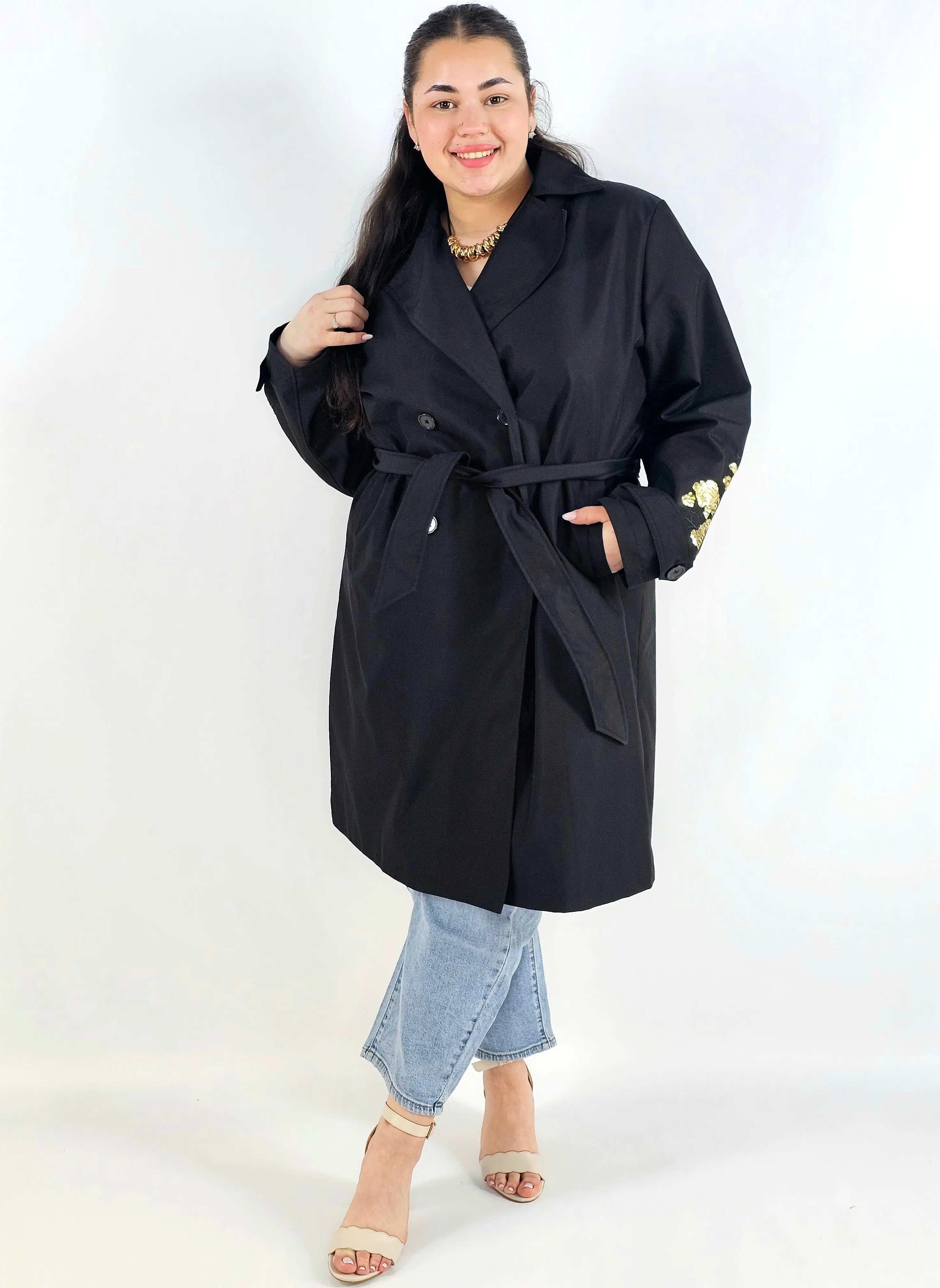 Płaszcz plus size z paskiem – elegancki płaszcz XXL z haftem na rękawie Stylowa XL