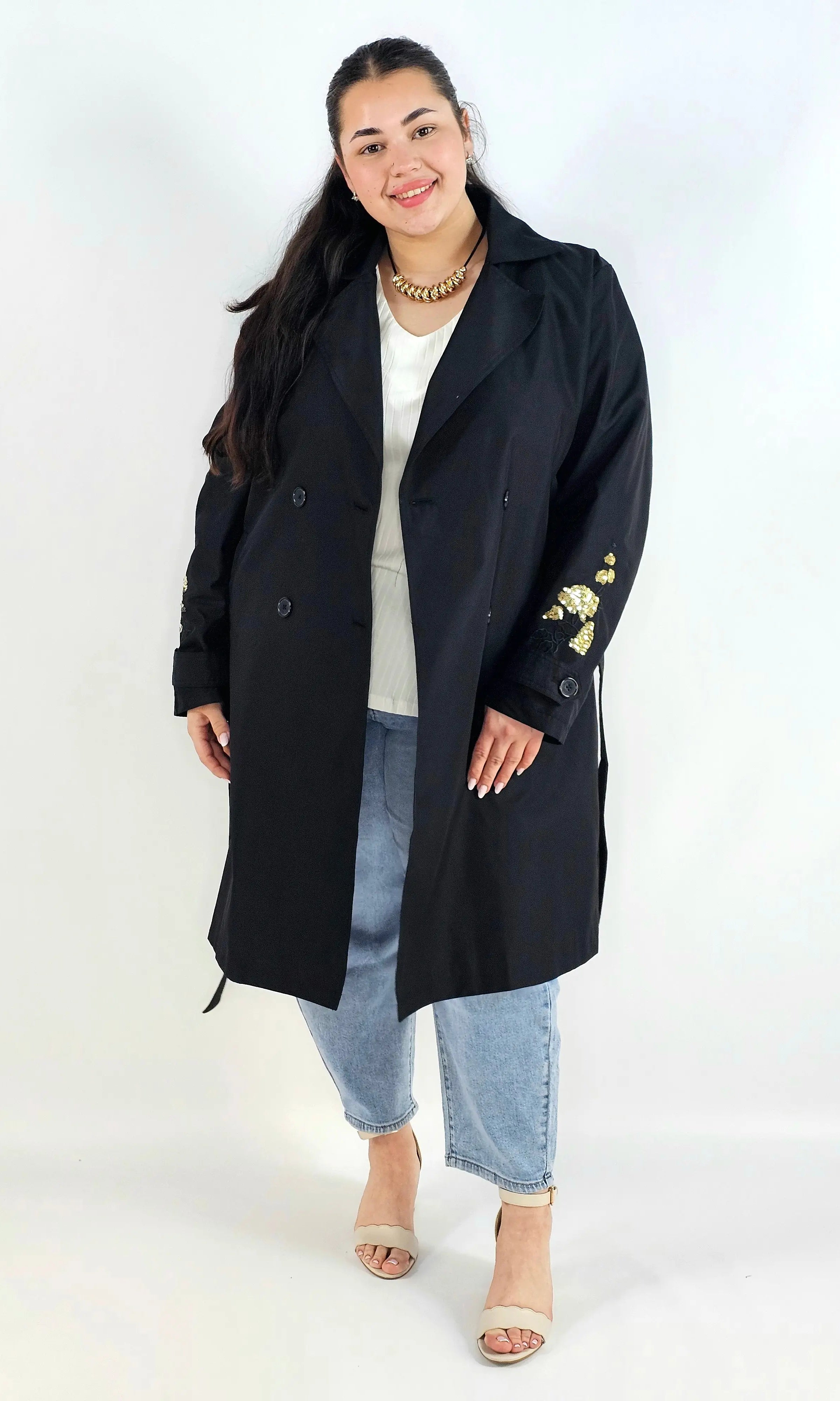 Płaszcz plus size z paskiem – elegancki płaszcz XXL z haftem na rękawie Stylowa XL