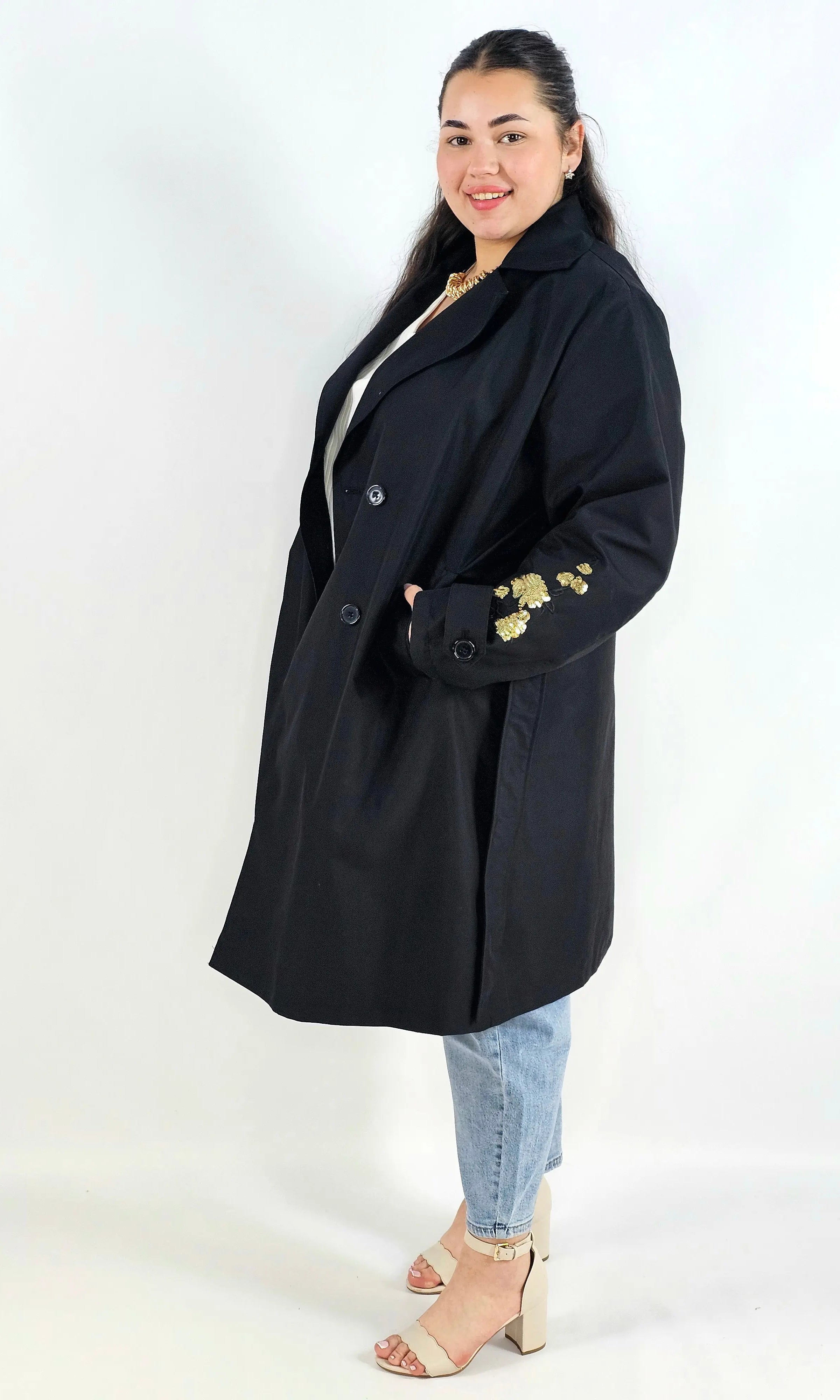 Płaszcz plus size z paskiem – elegancki płaszcz XXL z haftem na rękawie Stylowa XL