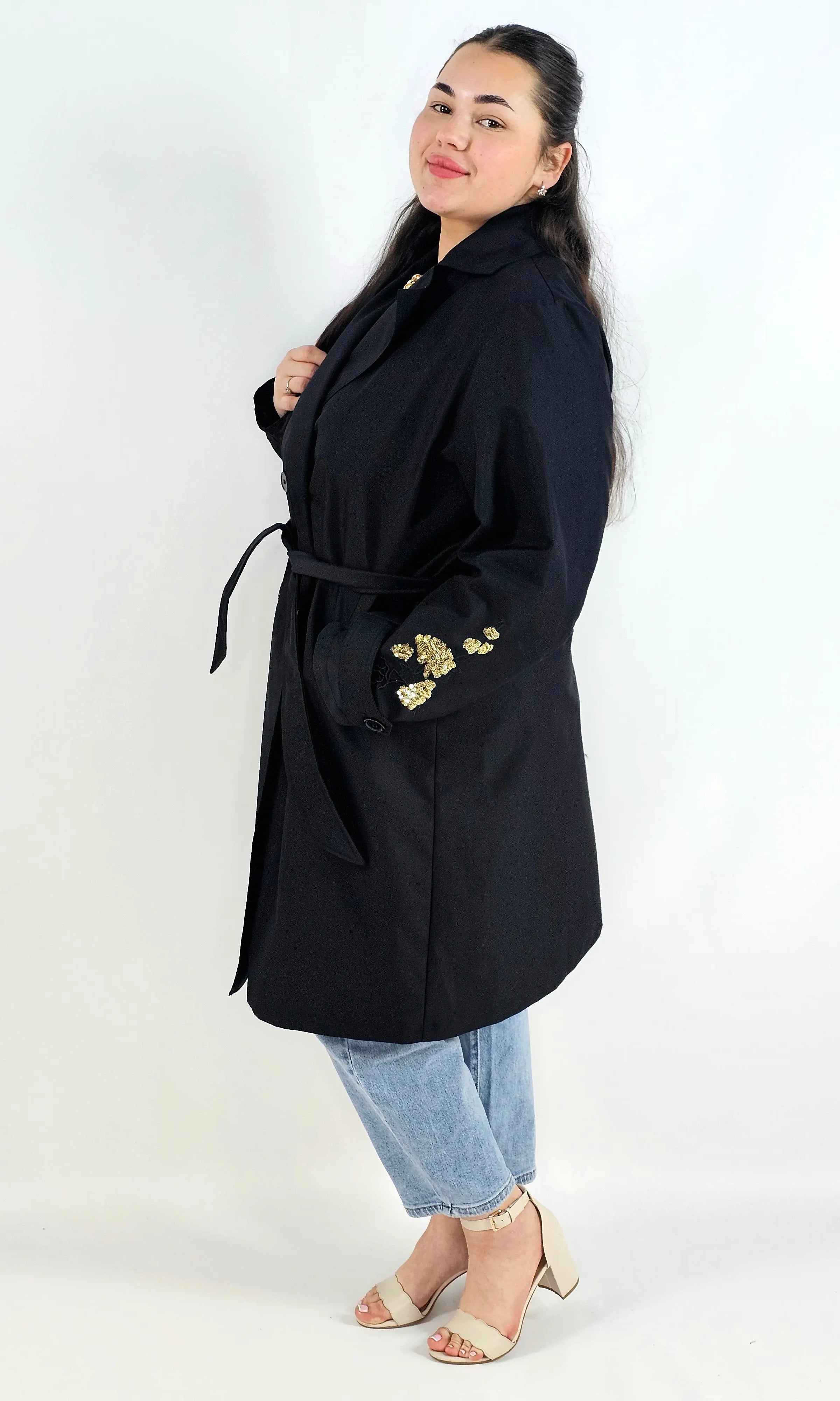 Płaszcz plus size z paskiem – elegancki płaszcz XXL z haftem na rękawie Stylowa XL