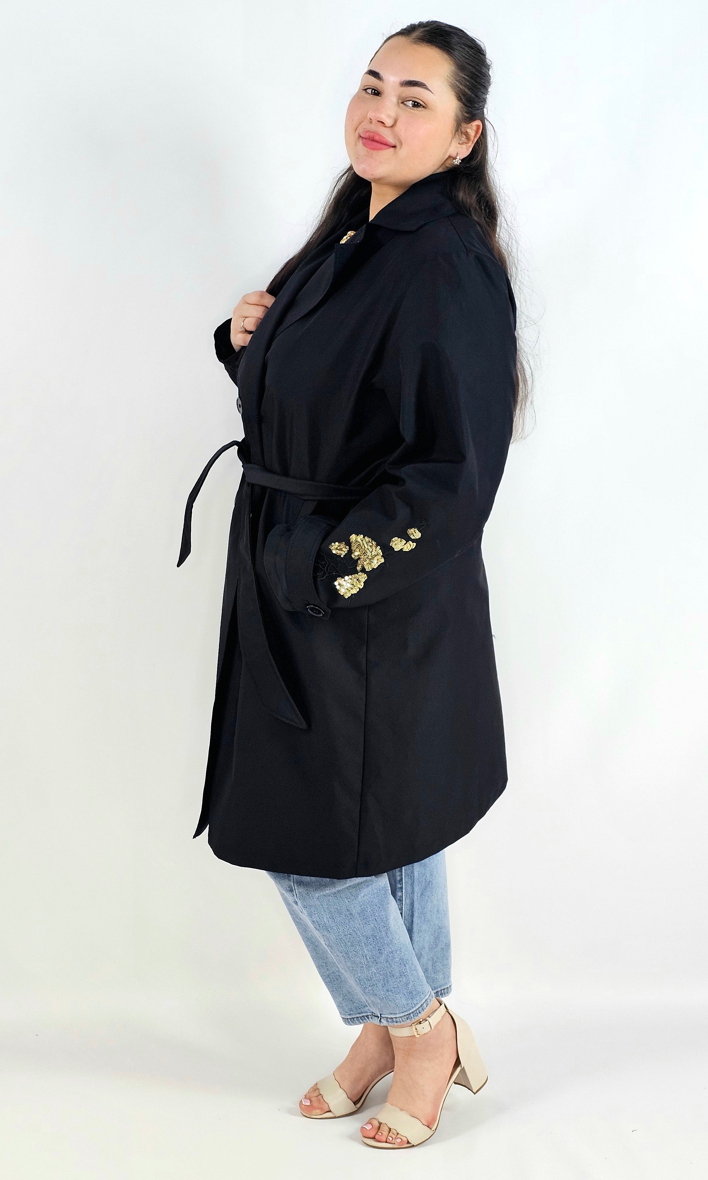 Płaszcz plus size z paskiem – elegancki płaszcz XXL z haftem na rękawie Stylowa XL