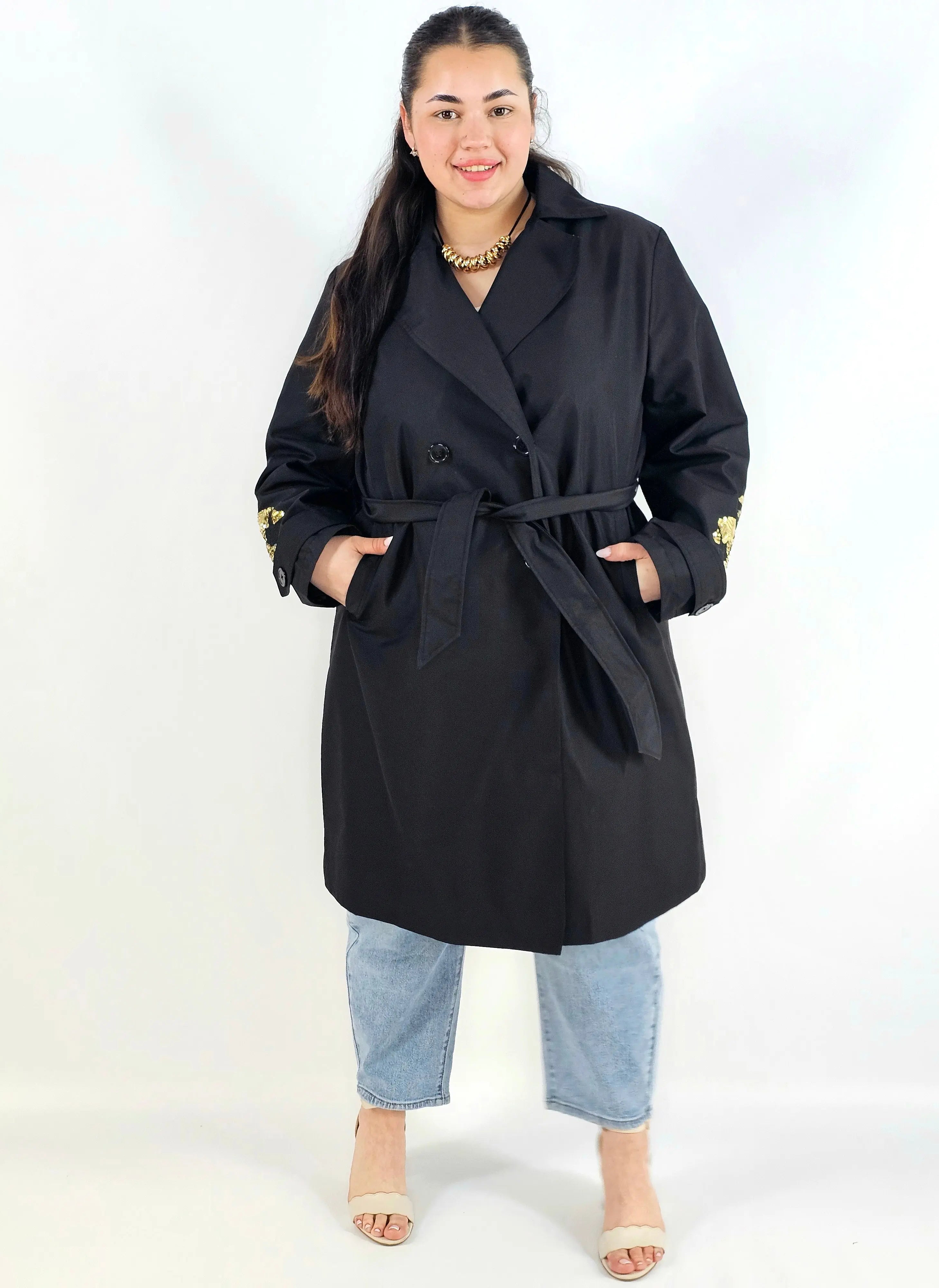 Płaszcz plus size z paskiem – elegancki płaszcz XXL z haftem na rękawie Stylowa XL