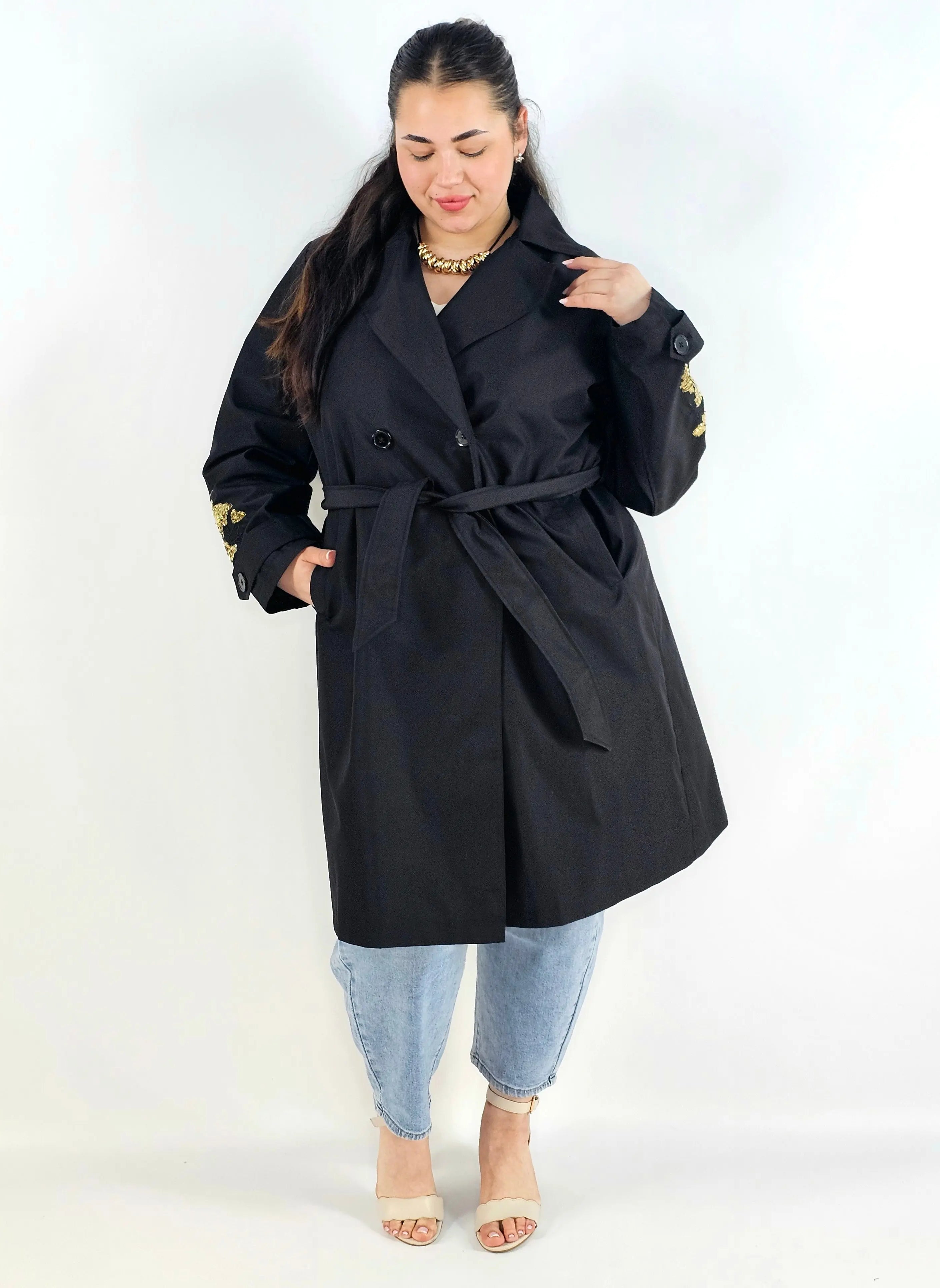 Płaszcz plus size z paskiem – elegancki płaszcz XXL z haftem na rękawie Stylowa XL
