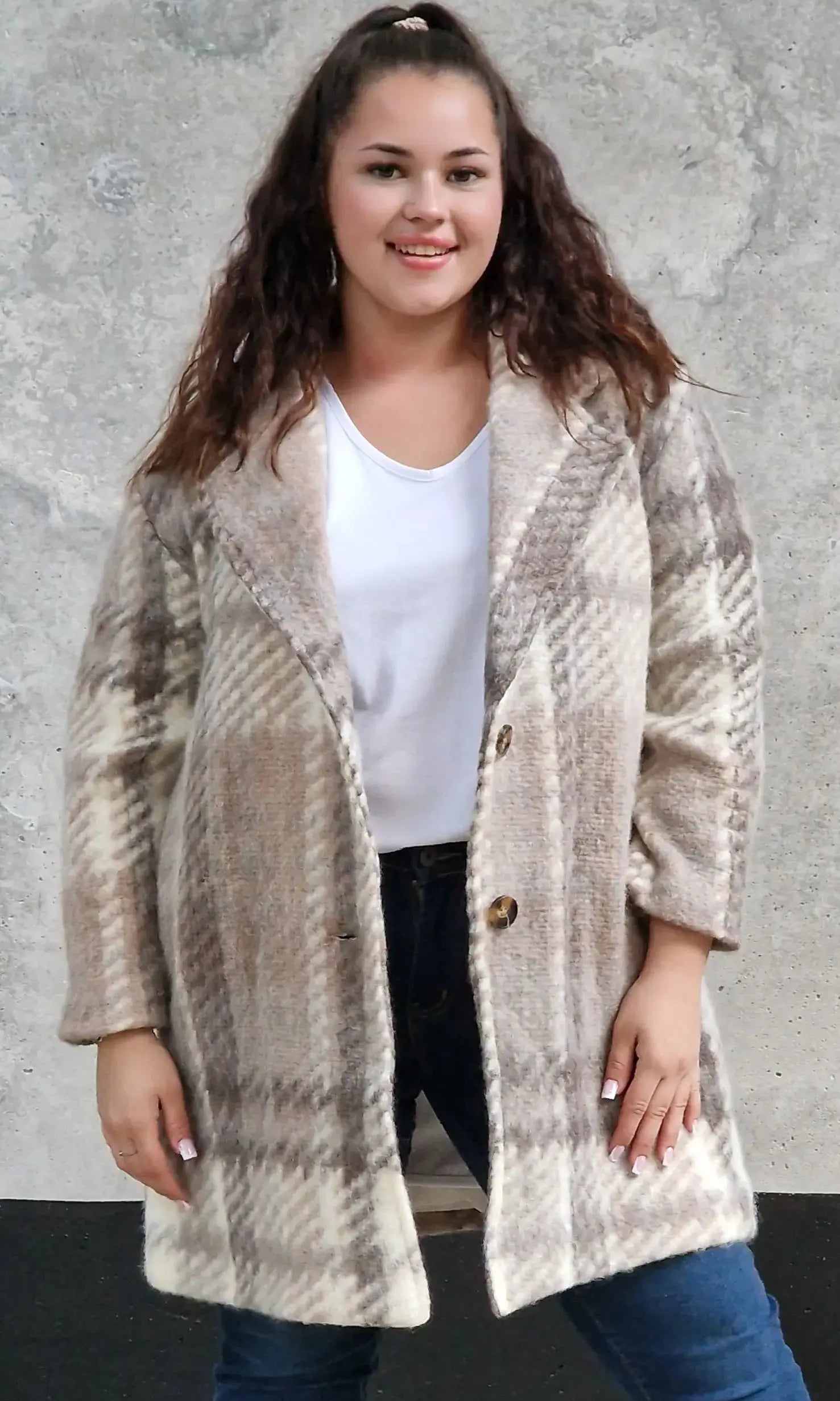 Płaszcz w kratę – modny i elegancki wybór dla każdej kobiety xxl | Stylowa XL - Stylowa XL