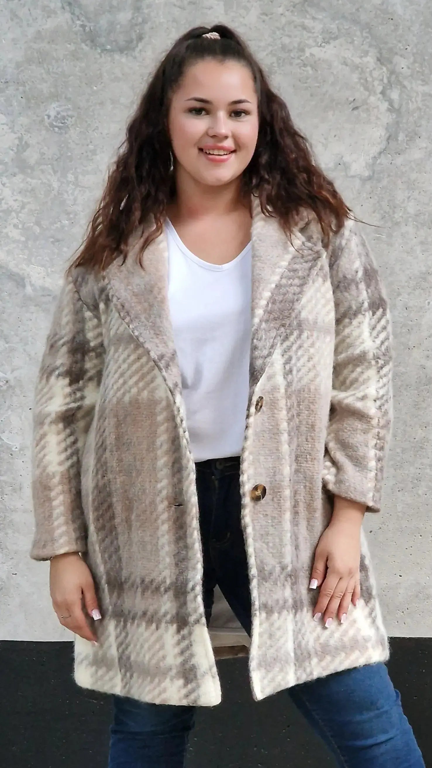 Płaszcz w kratę – modny i elegancki wybór dla każdej kobiety xxl | Stylowa XL - Stylowa XL