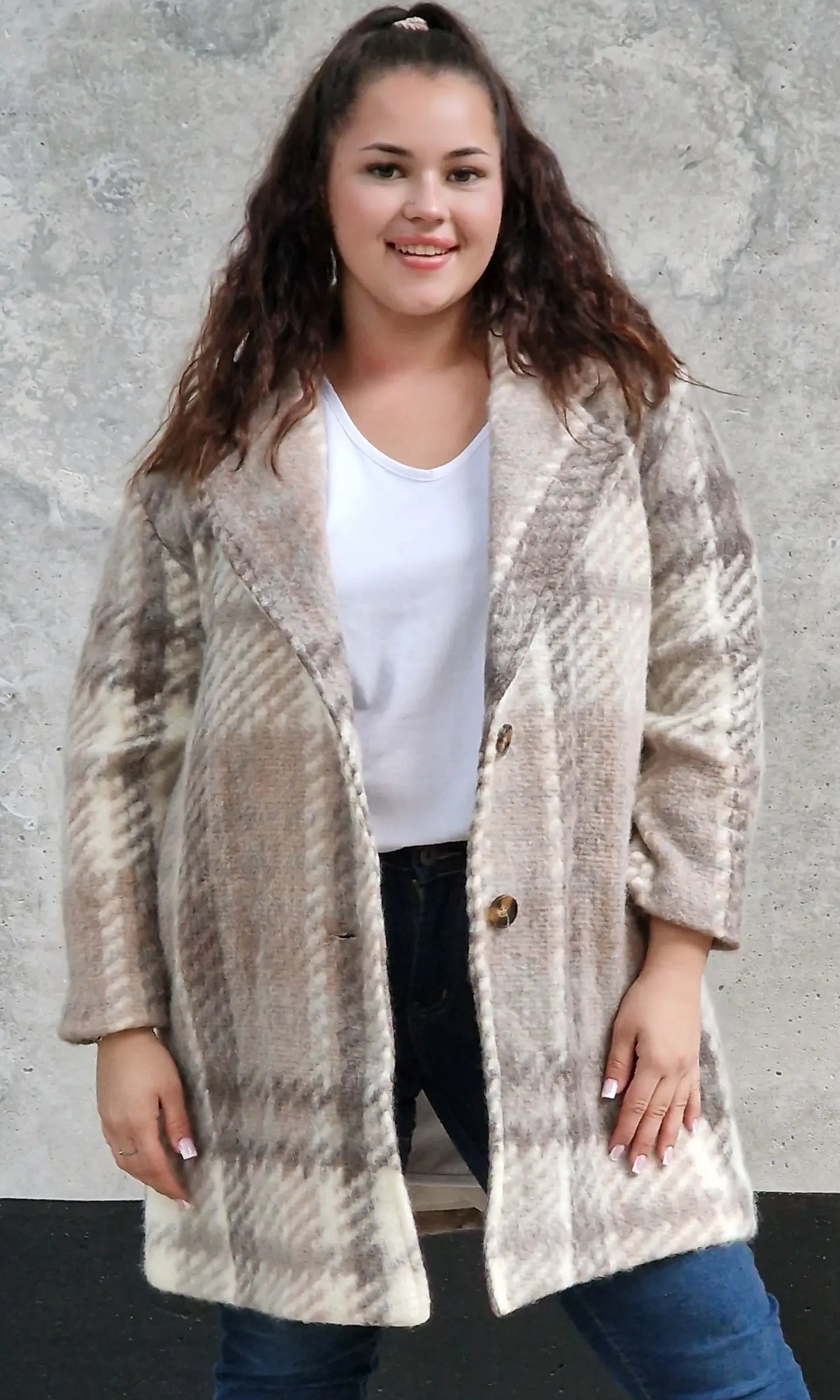 Płaszcz w kratę – modny i elegancki wybór dla każdej kobiety xxl | Stylowa XL - Stylowa XL