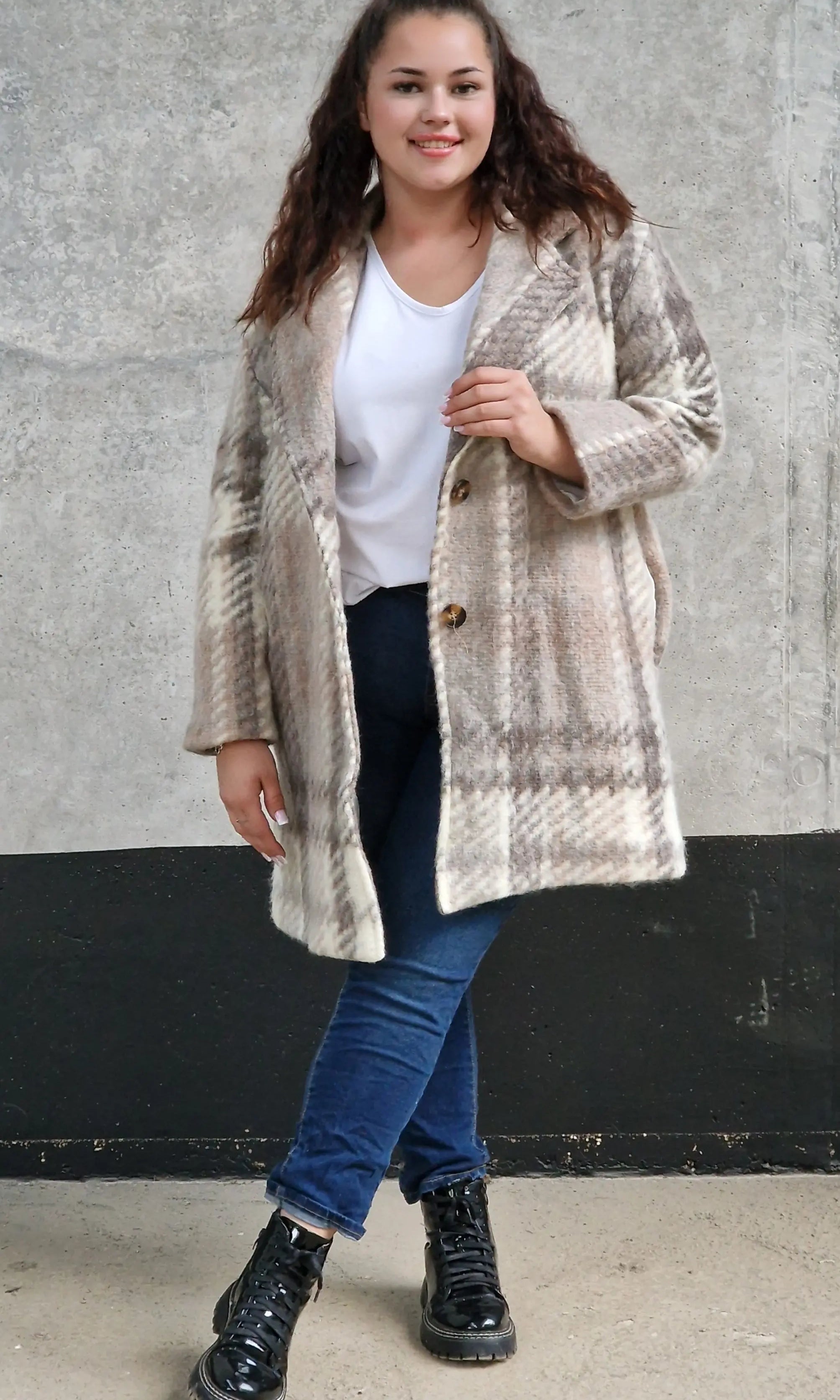 Płaszcz w kratę – modny i elegancki wybór dla każdej kobiety xxl | Stylowa XL - Stylowa XL