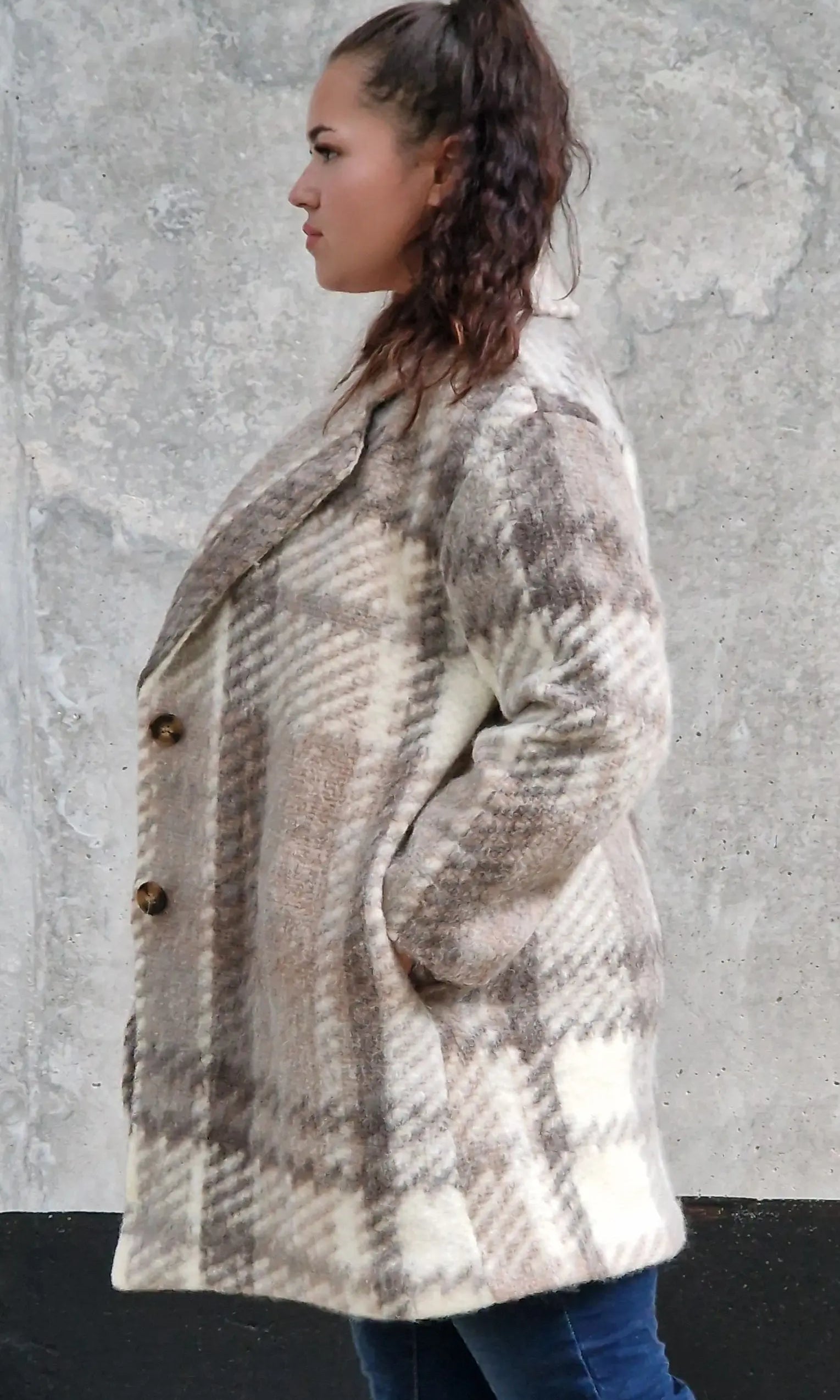 Płaszcz w kratę – modny i elegancki wybór dla każdej kobiety xxl | Stylowa XL - Stylowa XL